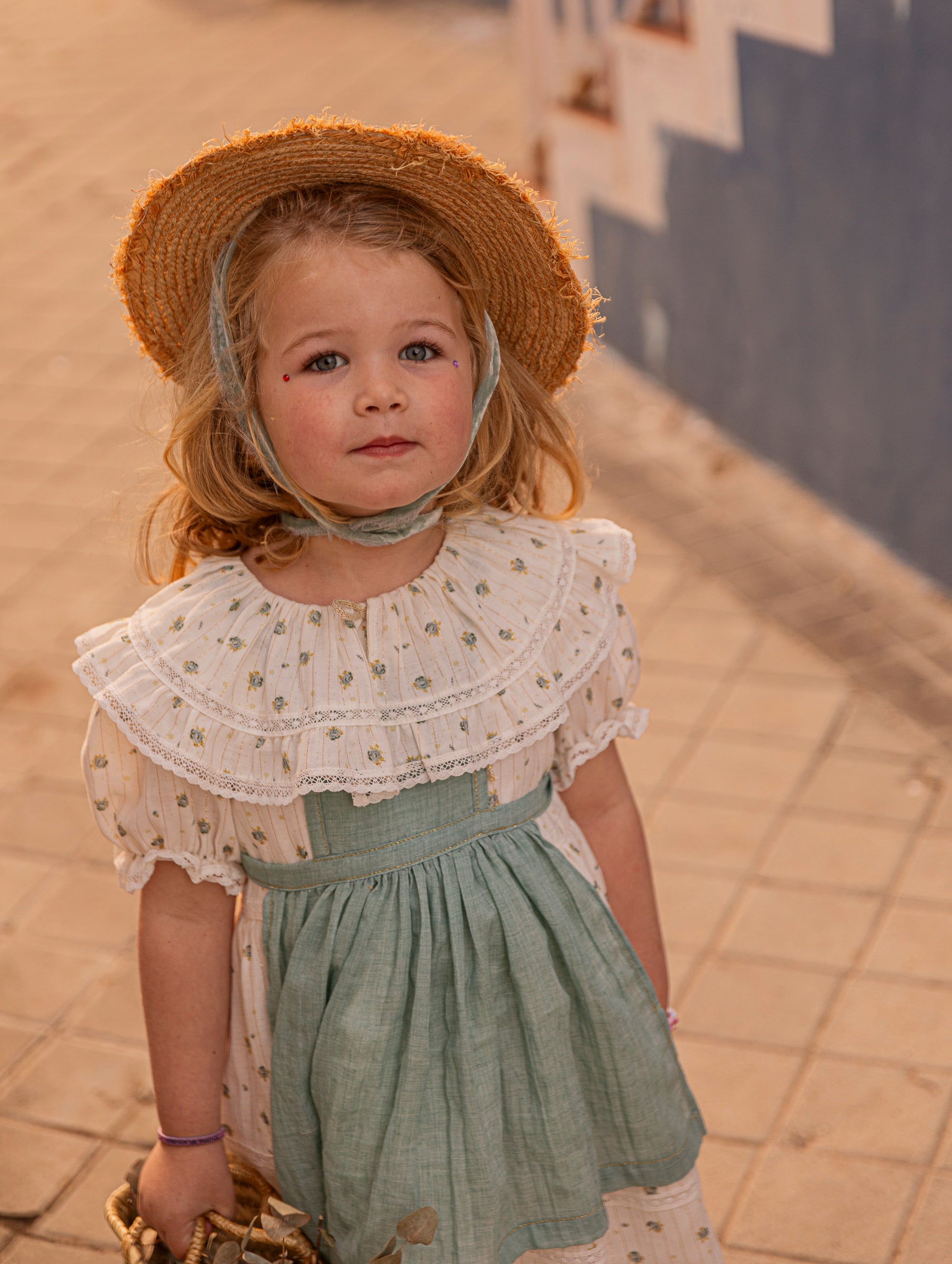 Traje Arras Flores con delantal Yves de Cosmosophie