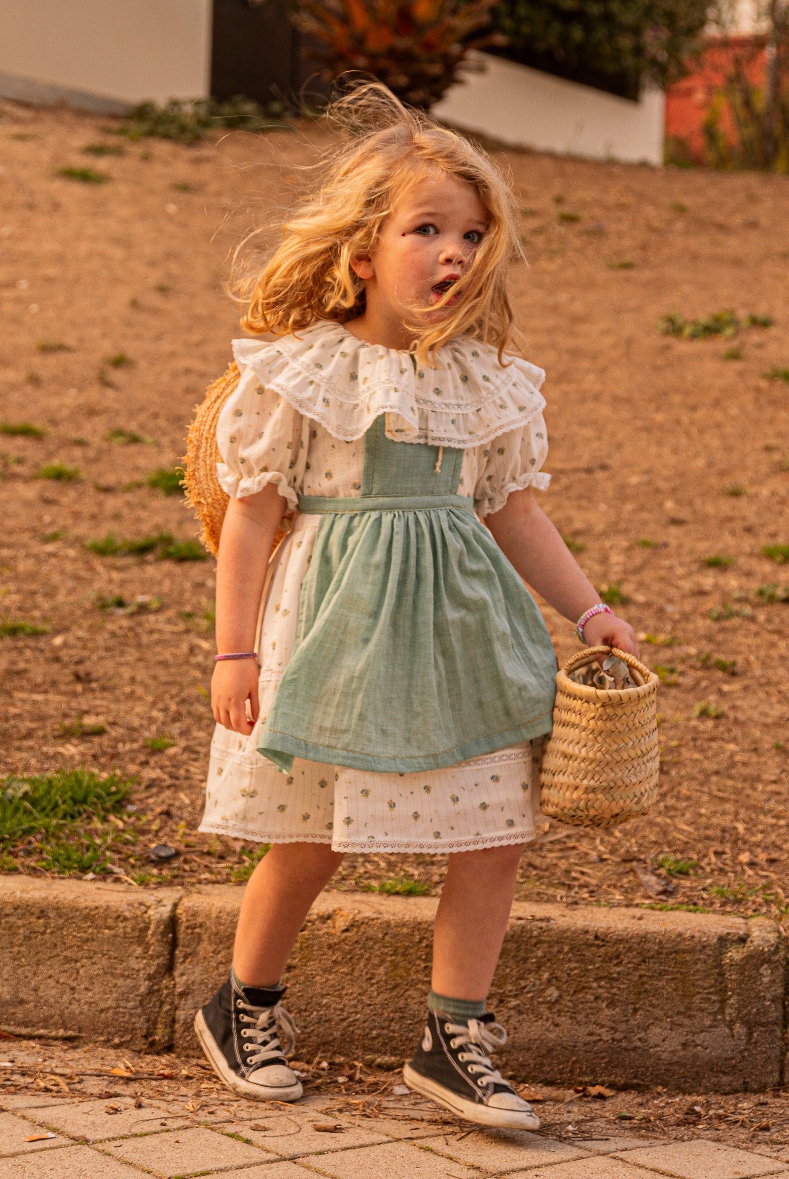 Traje Arras Flores con delantal Yves de Cosmosophie