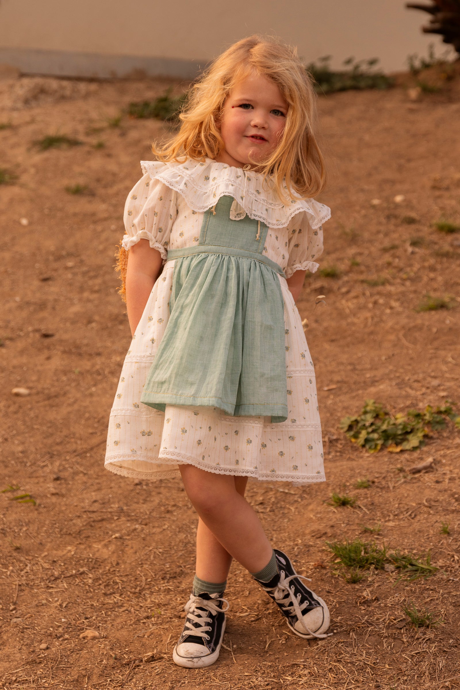 Traje Arras Flores con delantal Yves de Cosmosophie