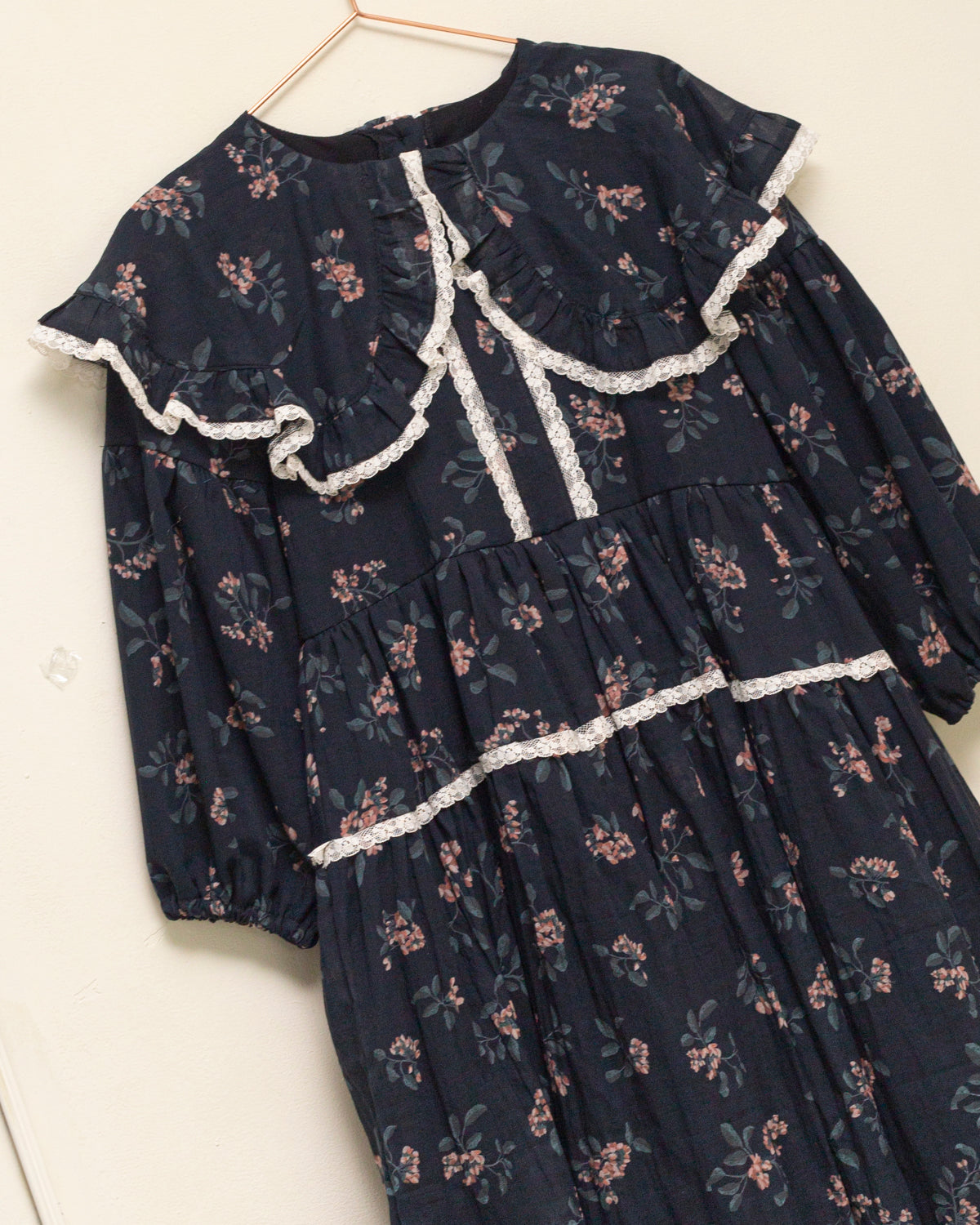 Vestido infantil romántico de voile de algodón azul noche con estampado floral y detalles de encaje Valencienne. Un diseño especial y atemporal.