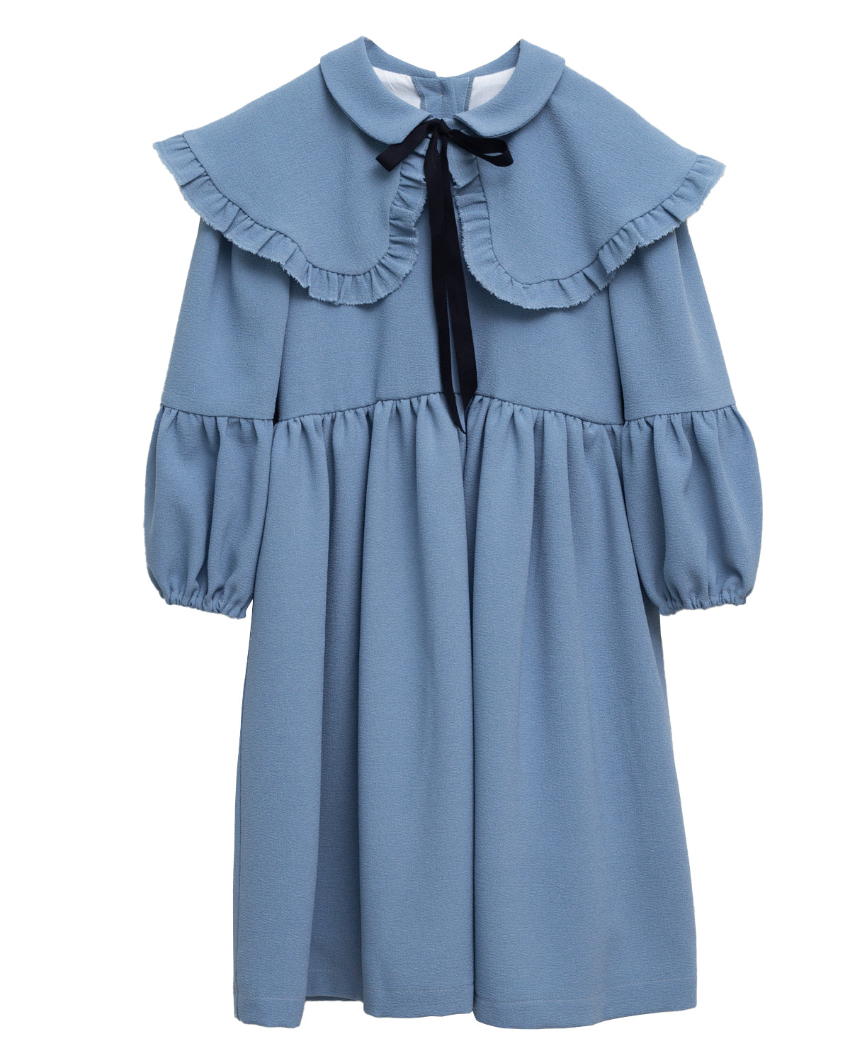 Vestido azul celeste con capita con volantes y lazo negro