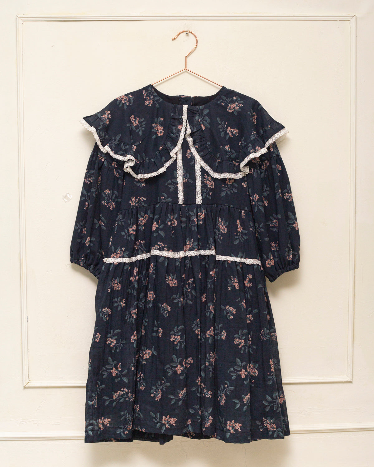 Vestido infantil romántico de voile de algodón azul noche con estampado floral y detalles de encaje Valencienne. Un diseño especial y atemporal.