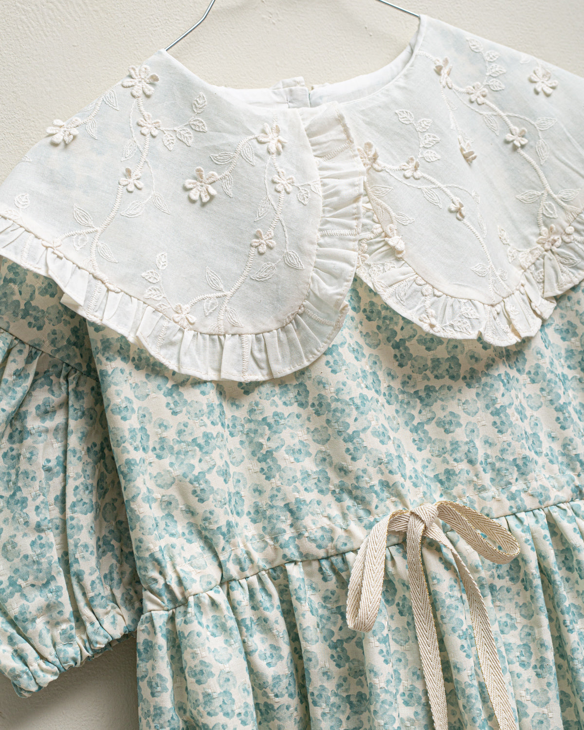 Vestido de invitada para boda o primera comunion de flores con gran cuello en bordado. Cosmosophie