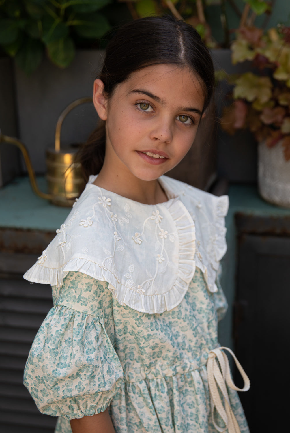 Vestido de invitada para boda o primera comunion de flores con gran cuello en bordado. Cosmosophie
