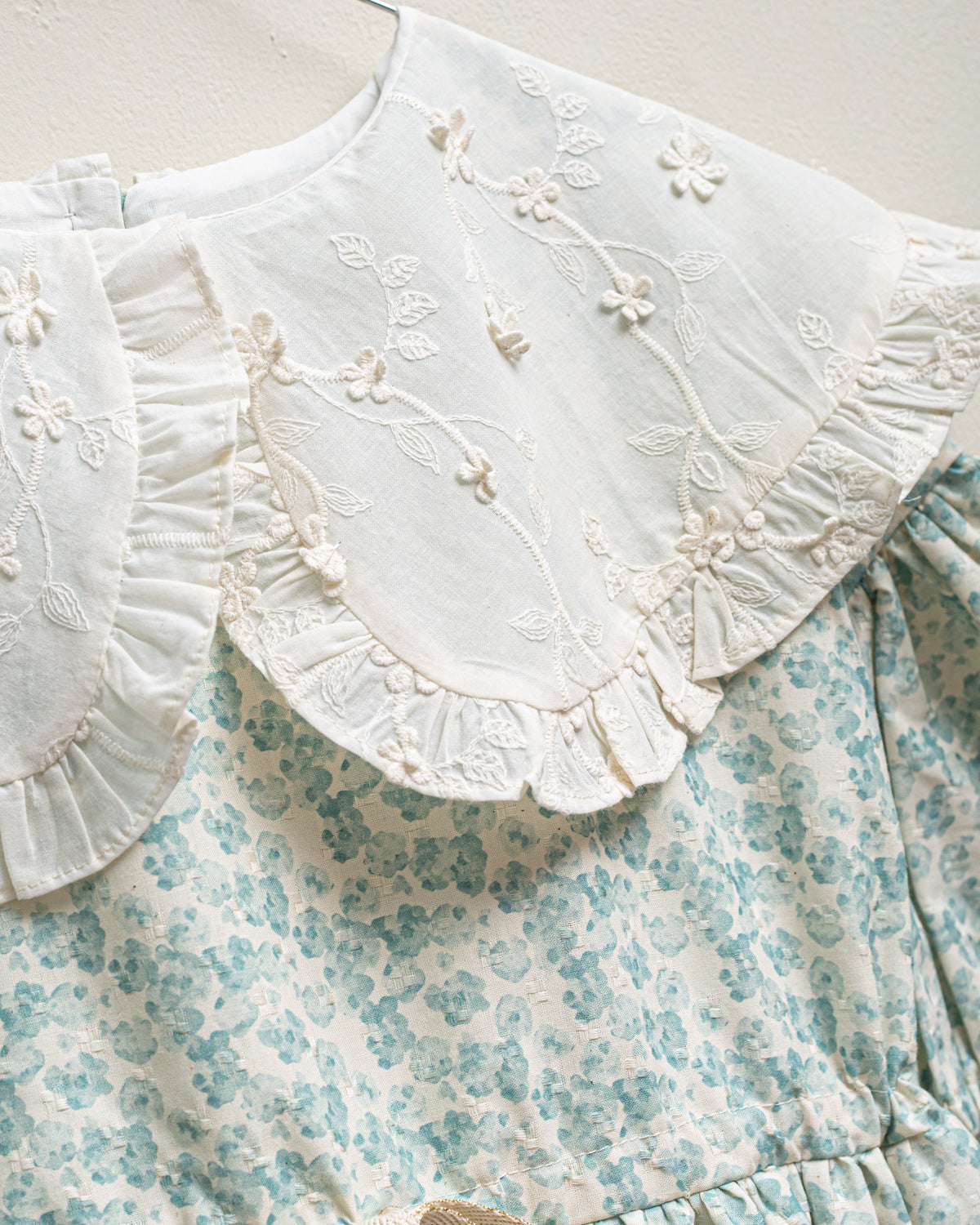 Vestido de invitada para boda o primera comunion de flores con gran cuello en bordado. Cosmosophie