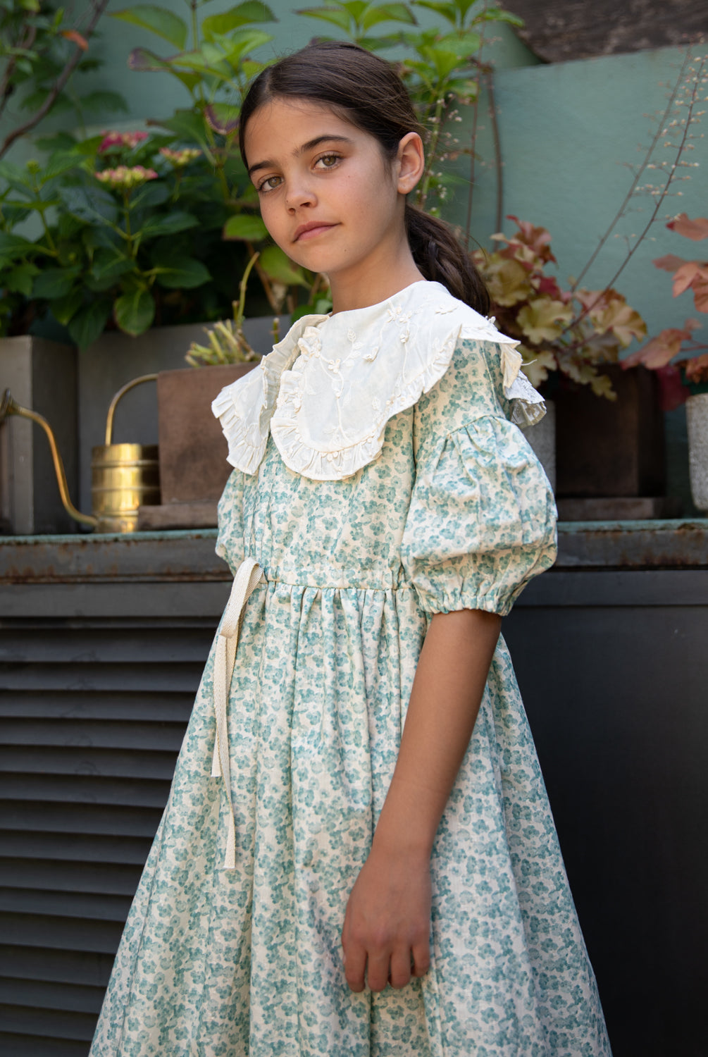 Vestido de invitada para boda o primera comunion de flores con gran cuello en bordado. Cosmosophie