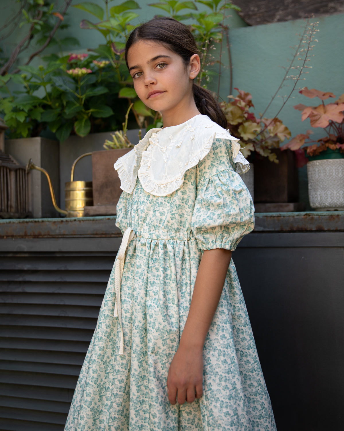 Vestido de invitada para boda o primera comunion de flores con gran cuello en bordado. Cosmosophie