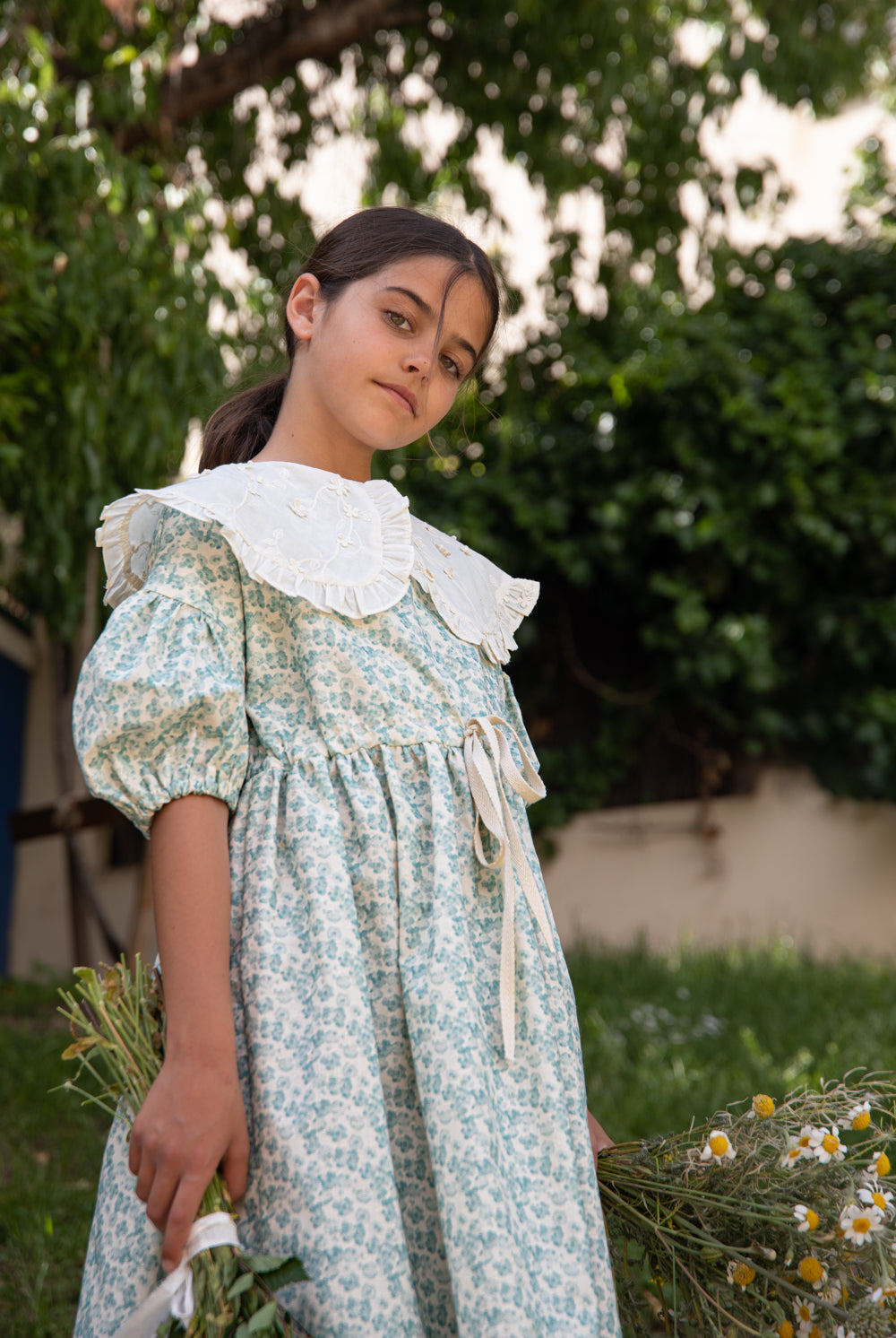 Vestido de invitada para boda o primera comunion de flores con gran cuello en bordado. Cosmosophie