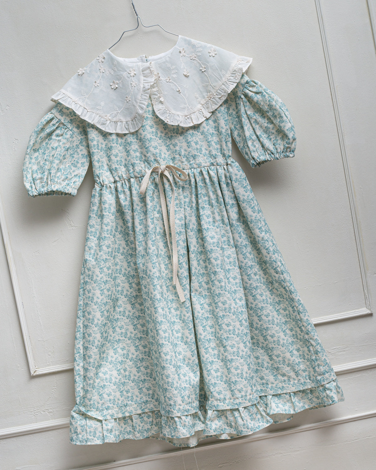 Vestido de invitada para boda o primera comunion de flores con gran cuello en bordado. Cosmosophie