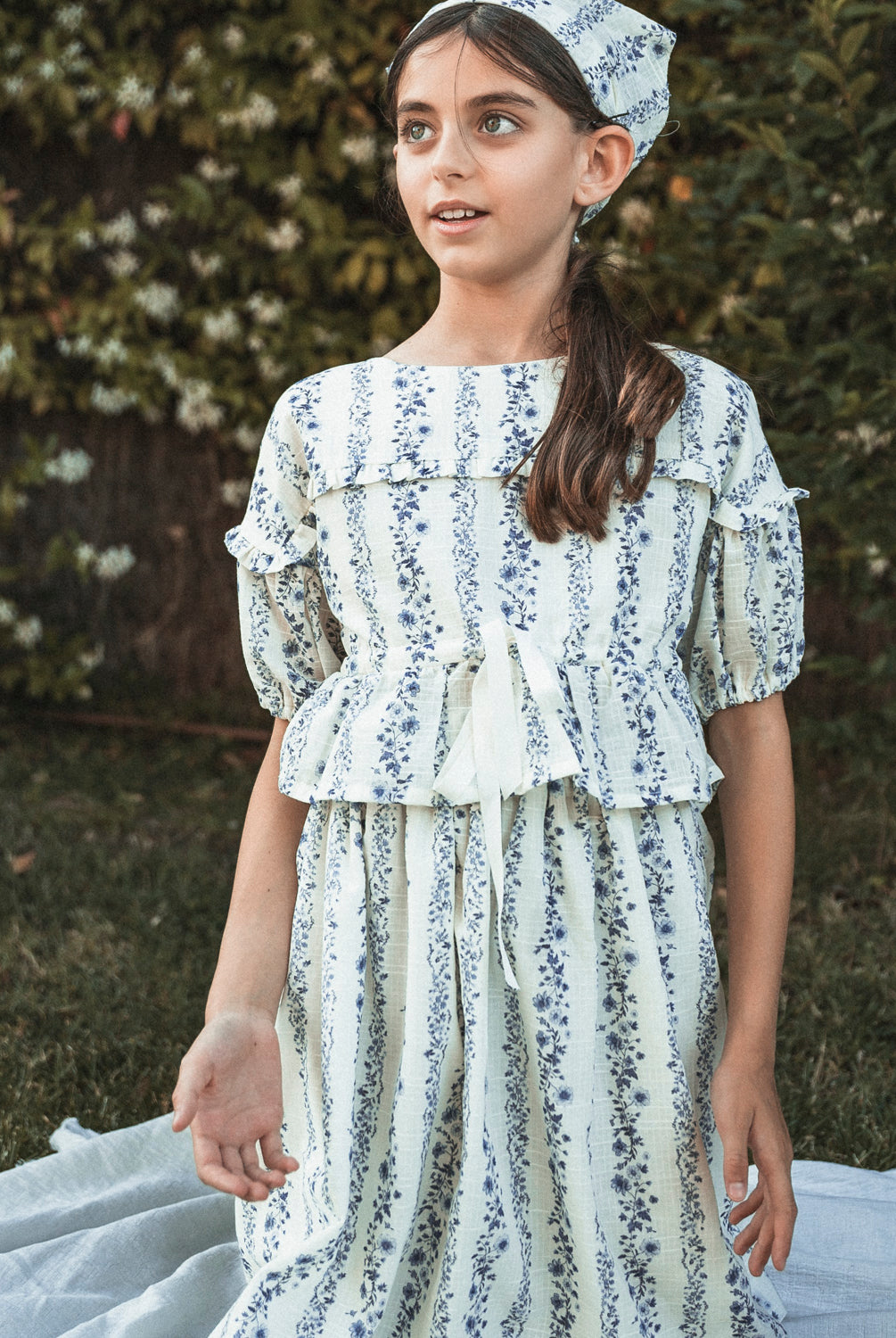 Conjunto para niña teen adolescente de blusa y falda, invitada a boda o primera comunion de flores azules Cosmosophie.