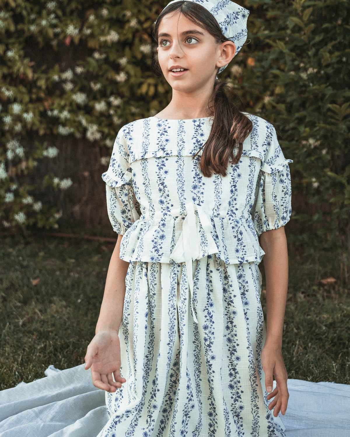 Conjunto para niña teen adolescente de blusa y falda, invitada a boda o primera comunion de flores azules Cosmosophie.