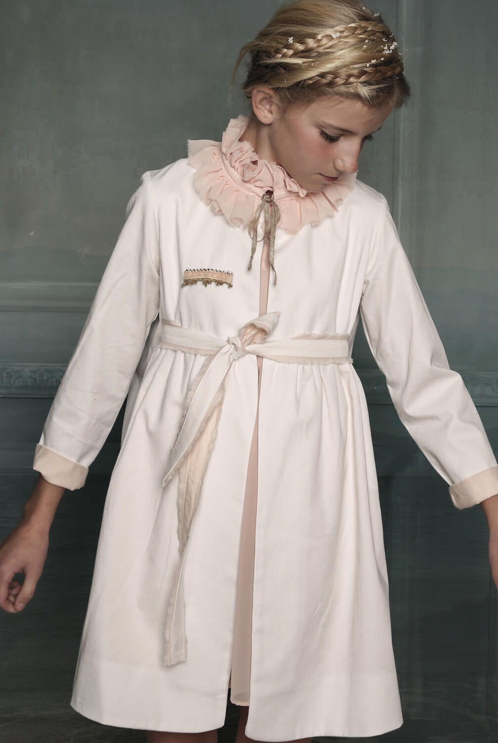 Abrigo para arras con capa en la espalda de Cosmosophie