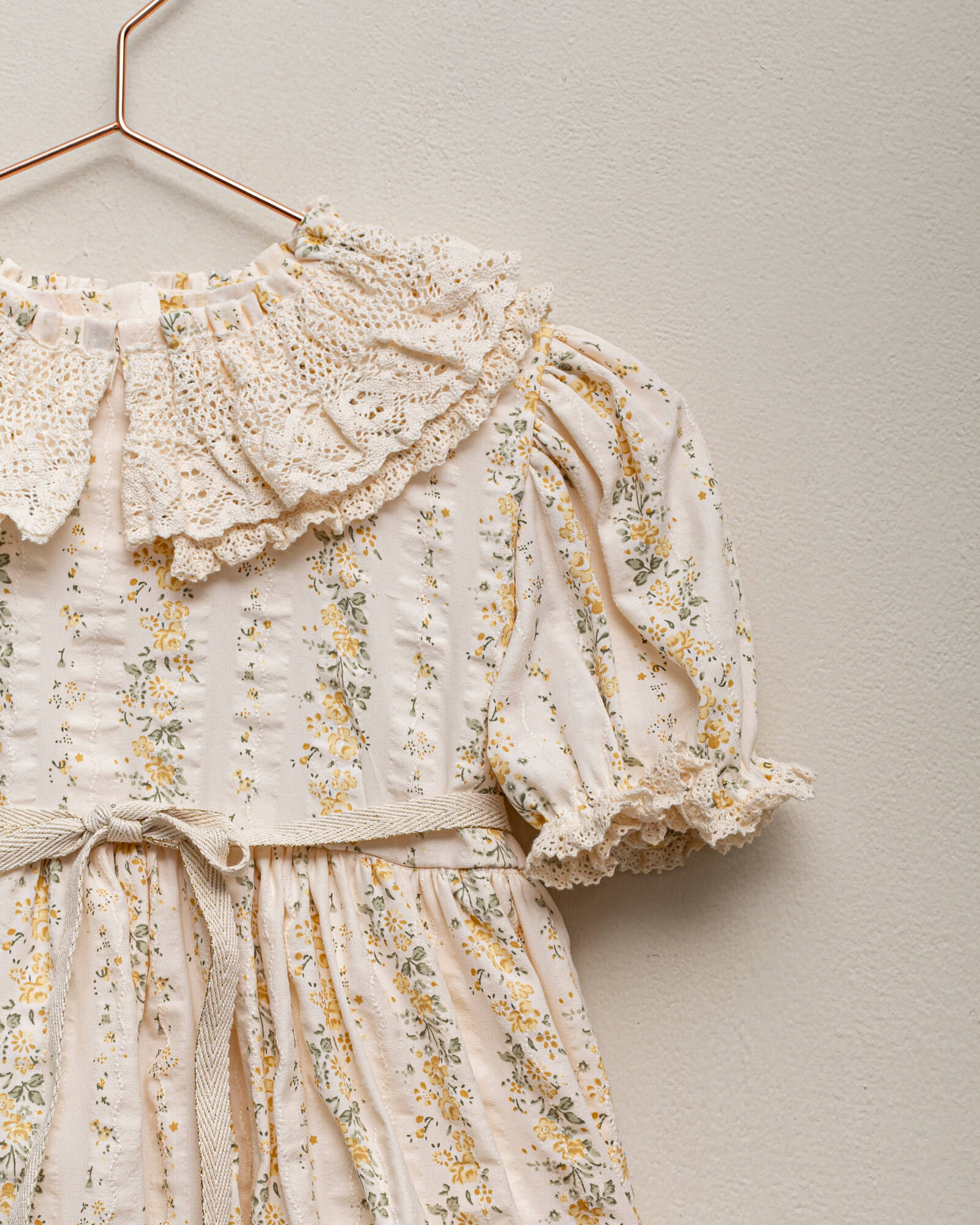 Vestido para niña amarillo con encaje Cosmosophie