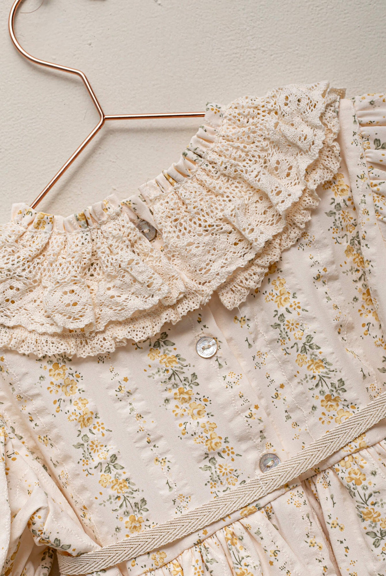 Vestido para niña amarillo con encaje Cosmosophie