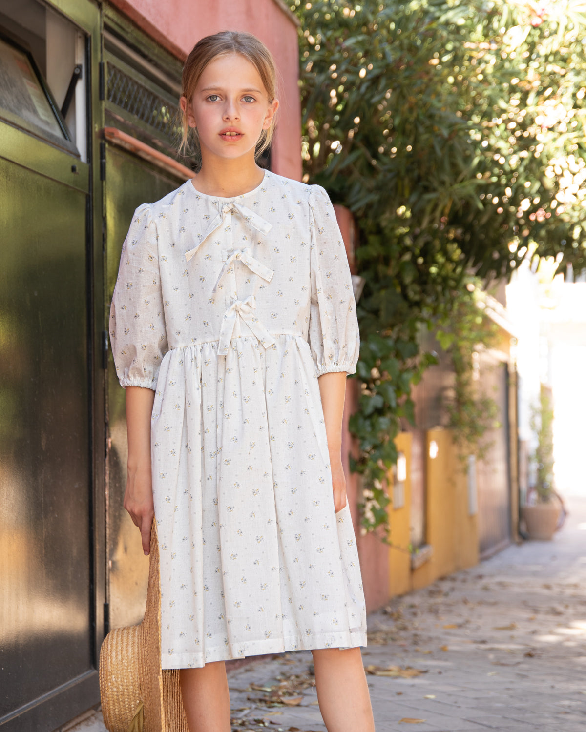 Vestido para niña de invitada con lazos en el pecho. Blanco con flores. Cosmosophie