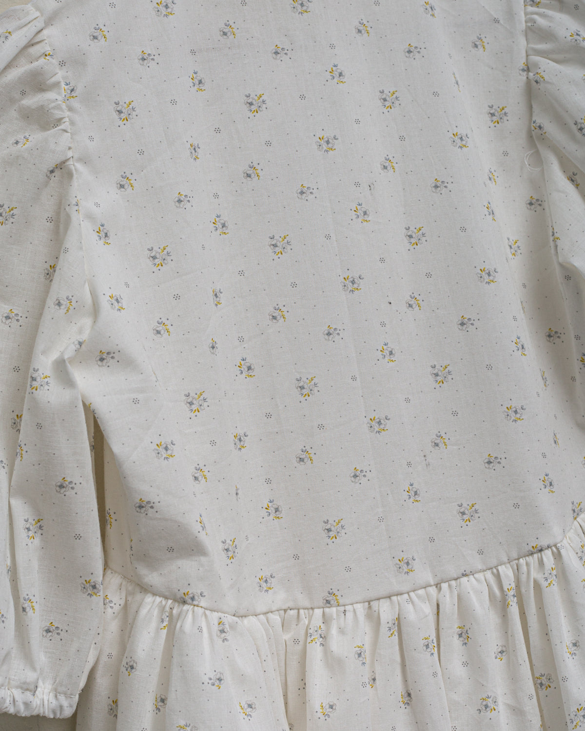 Vestido para niña de invitada con lazos en el pecho. Blanco con flores. Cosmosophie