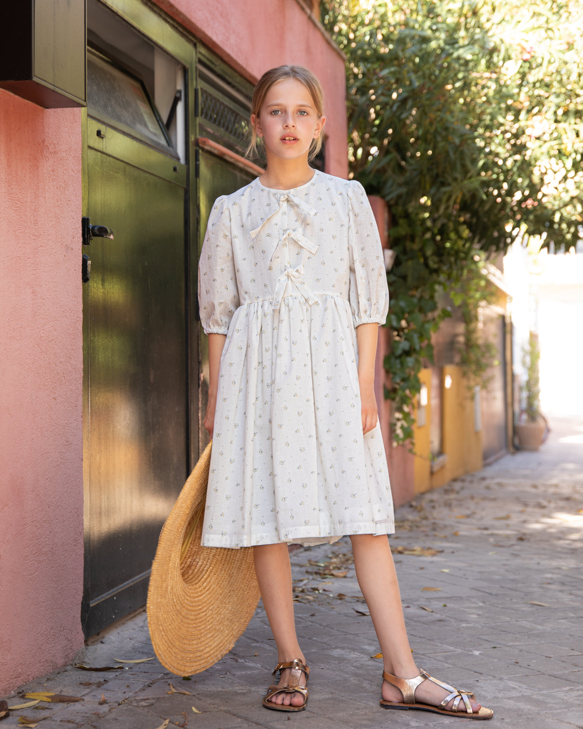 Vestido para niña de invitada con lazos en el pecho. Blanco con flores. Cosmosophie