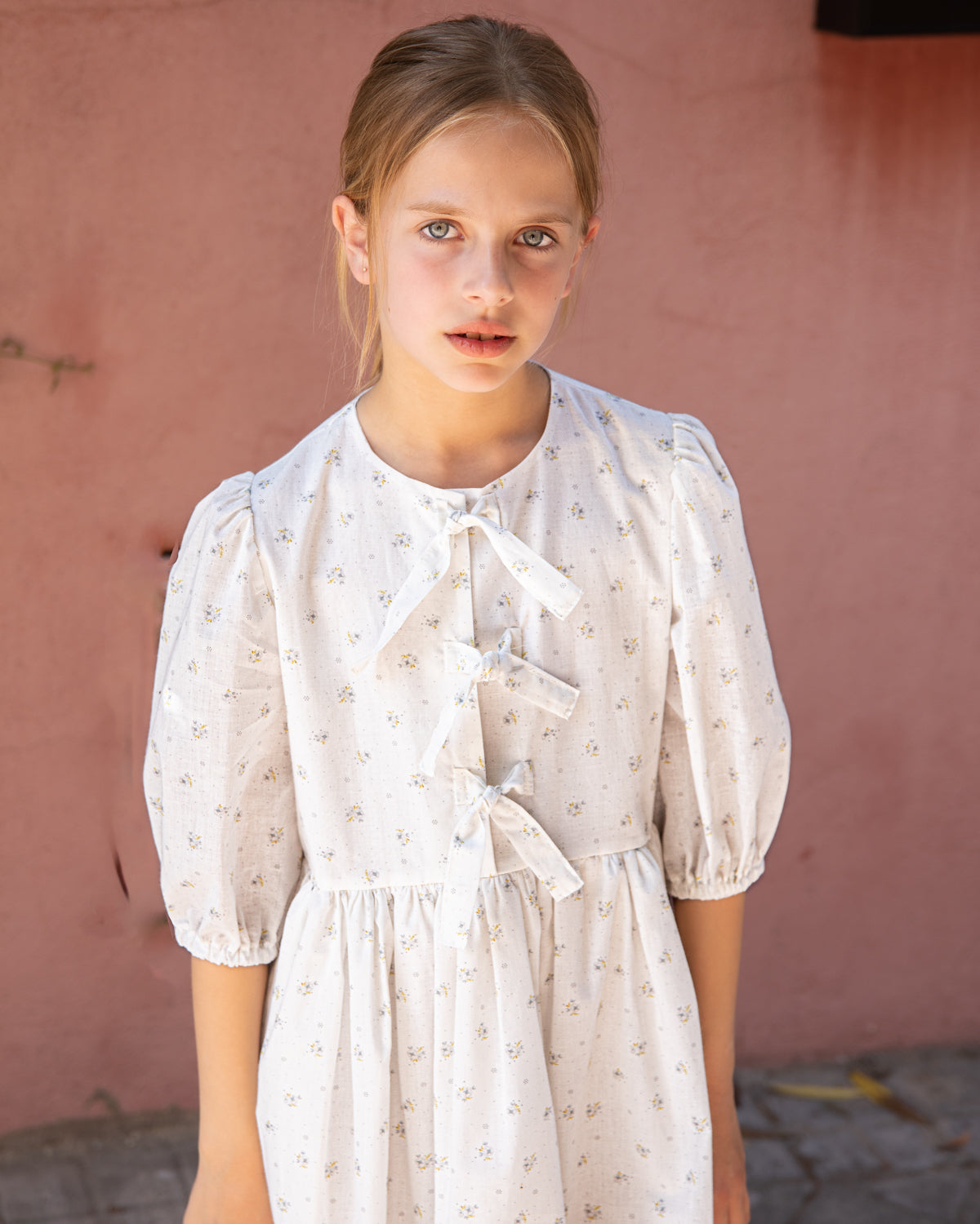 Vestido para niña de invitada con lazos en el pecho. Blanco con flores. Cosmosophie