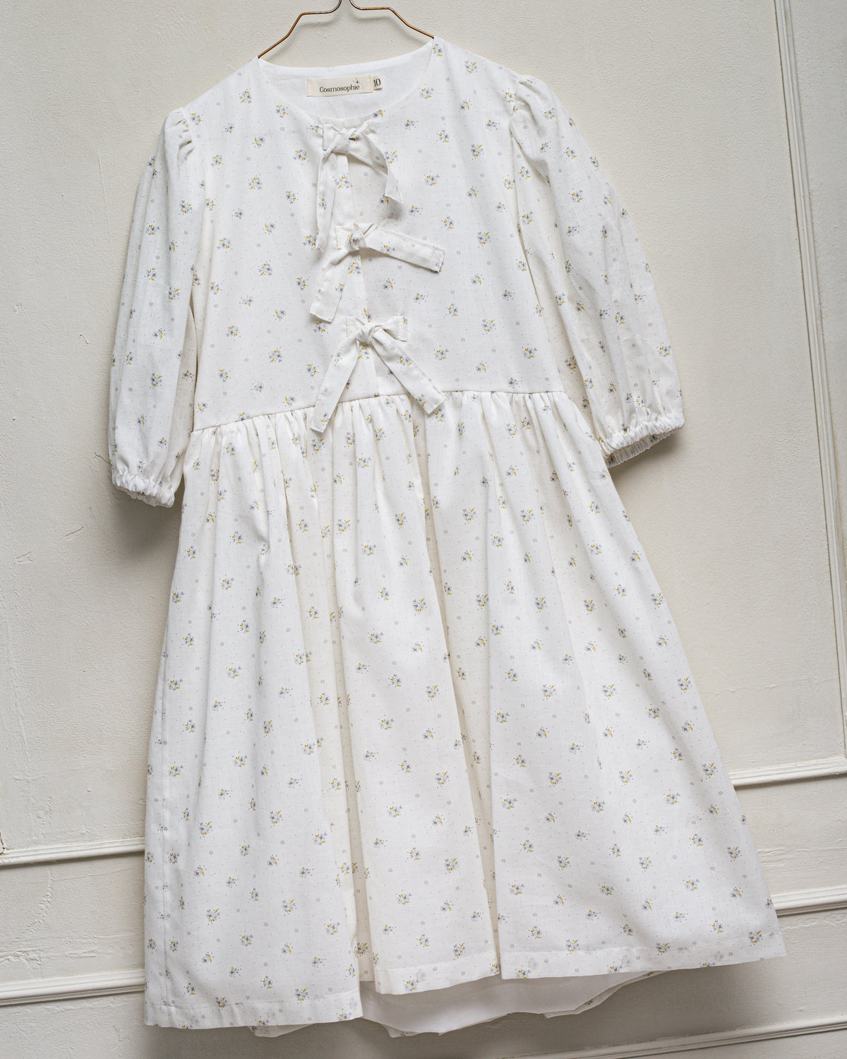 Vestido para niña de invitada con lazos en el pecho. Blanco con flores. Cosmosophie