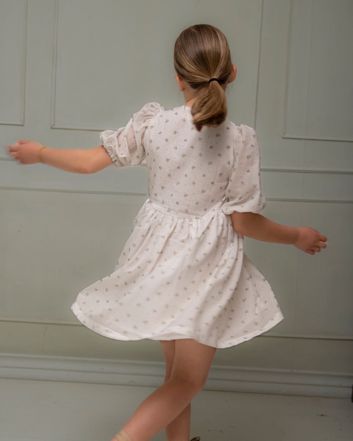 Vestido para niña de invitada con lazos en el pecho. Blanco con flores. Cosmosophie