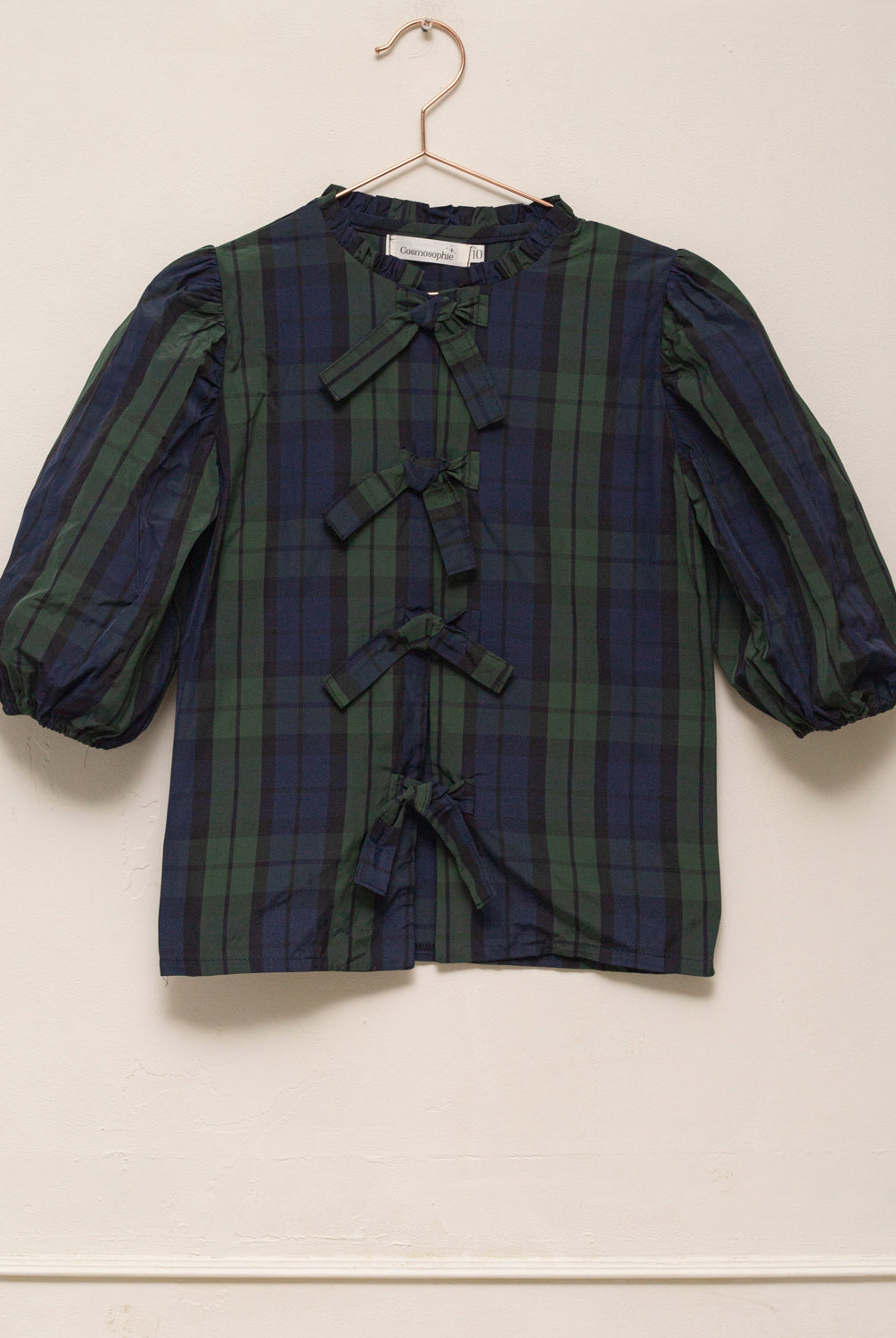 Blusa elegante para niña de cuadros con mangas abullonadas y lazadas delanteras. Diseño atemporal de Cosmosophie para ocasiones especiales.