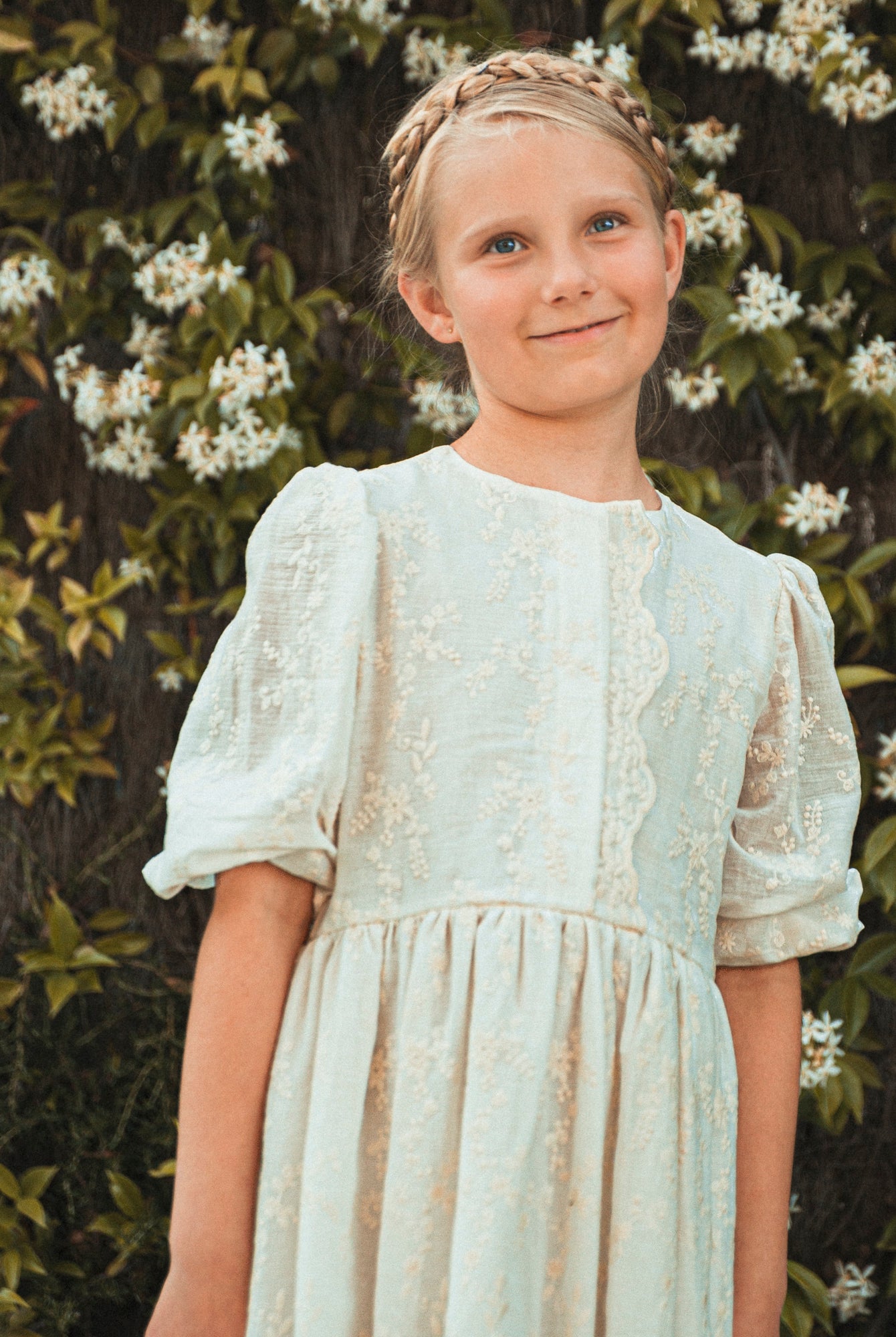 Vestido de bambula bordada para niña Cosmosophie