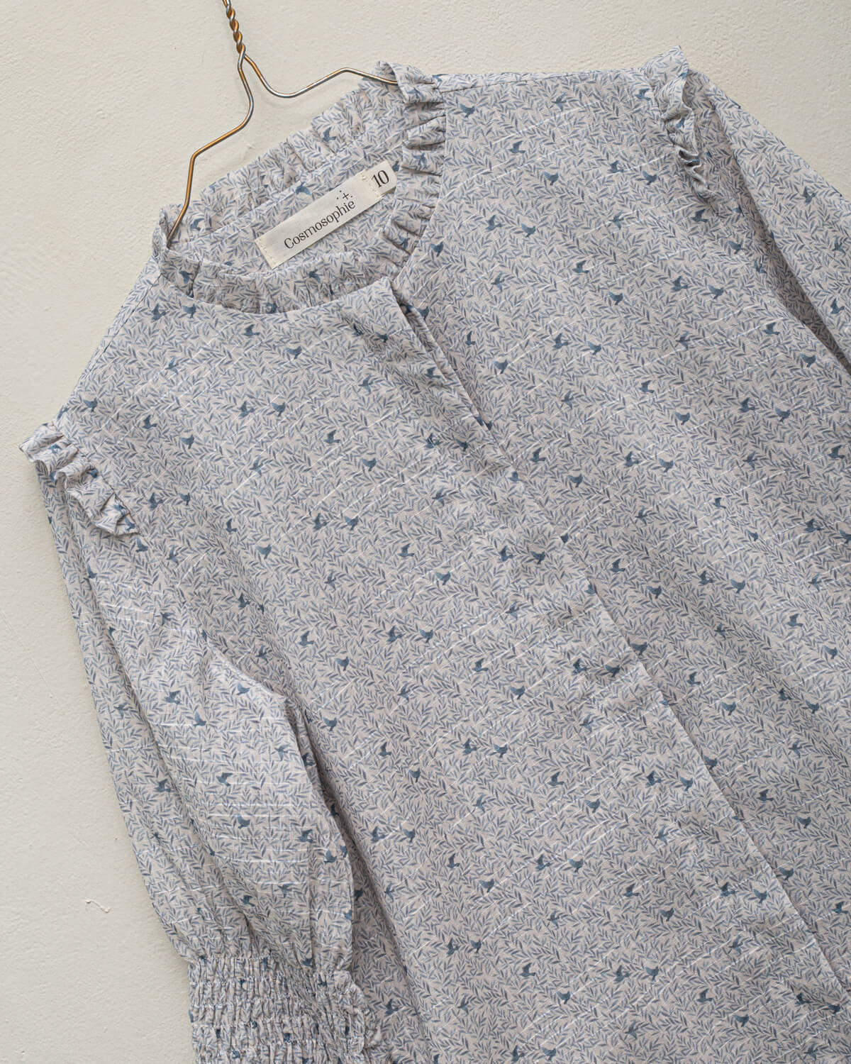 Conjunto de invitada para adolescente, teen en flores azul falda de nido de abeja. Cosmosophie