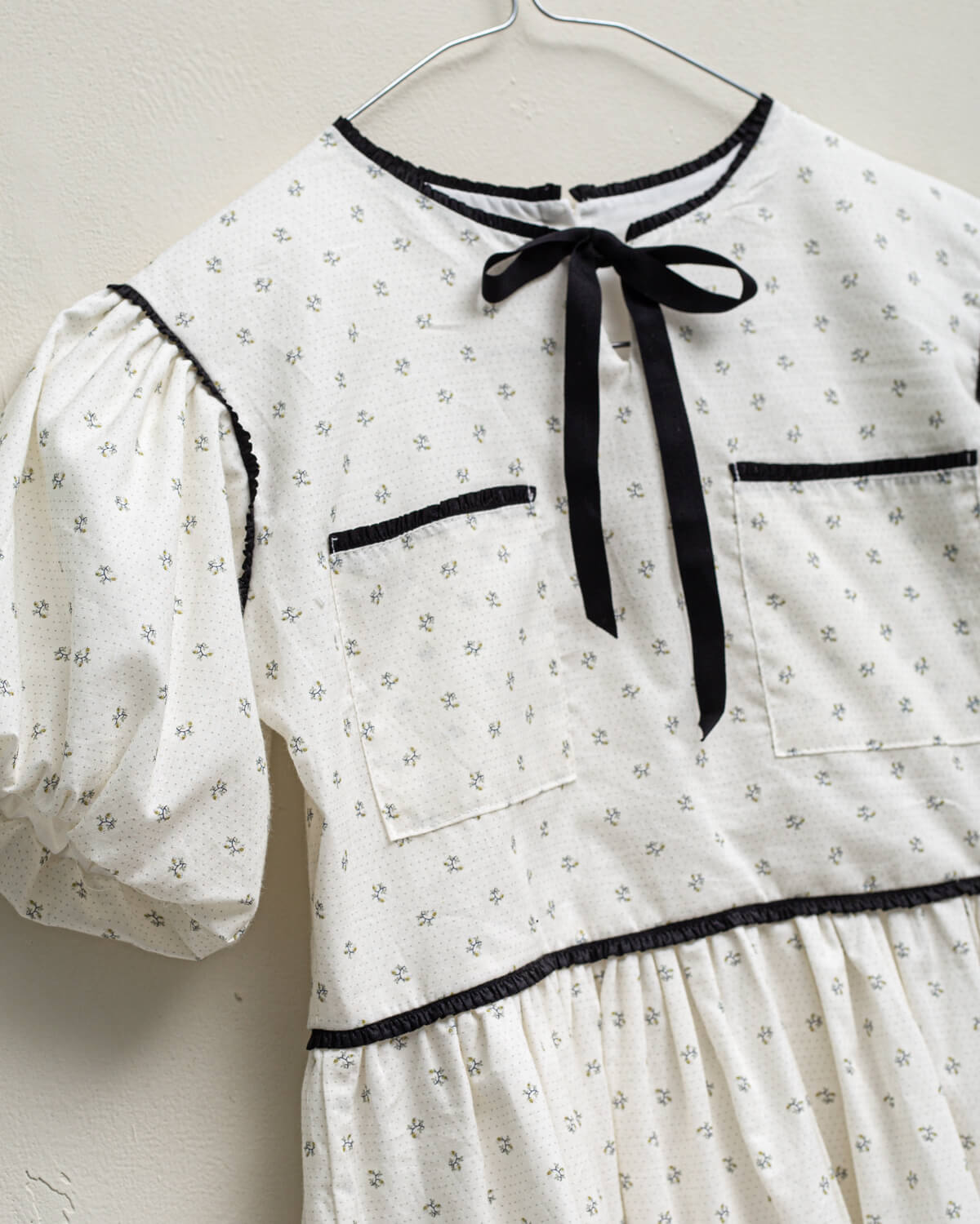 Vestido de florecitas en crudo con flores y detallen en negro. Trajes de invitada para niñas y adolescentes Boda, Primera Comunion Cosmosophie