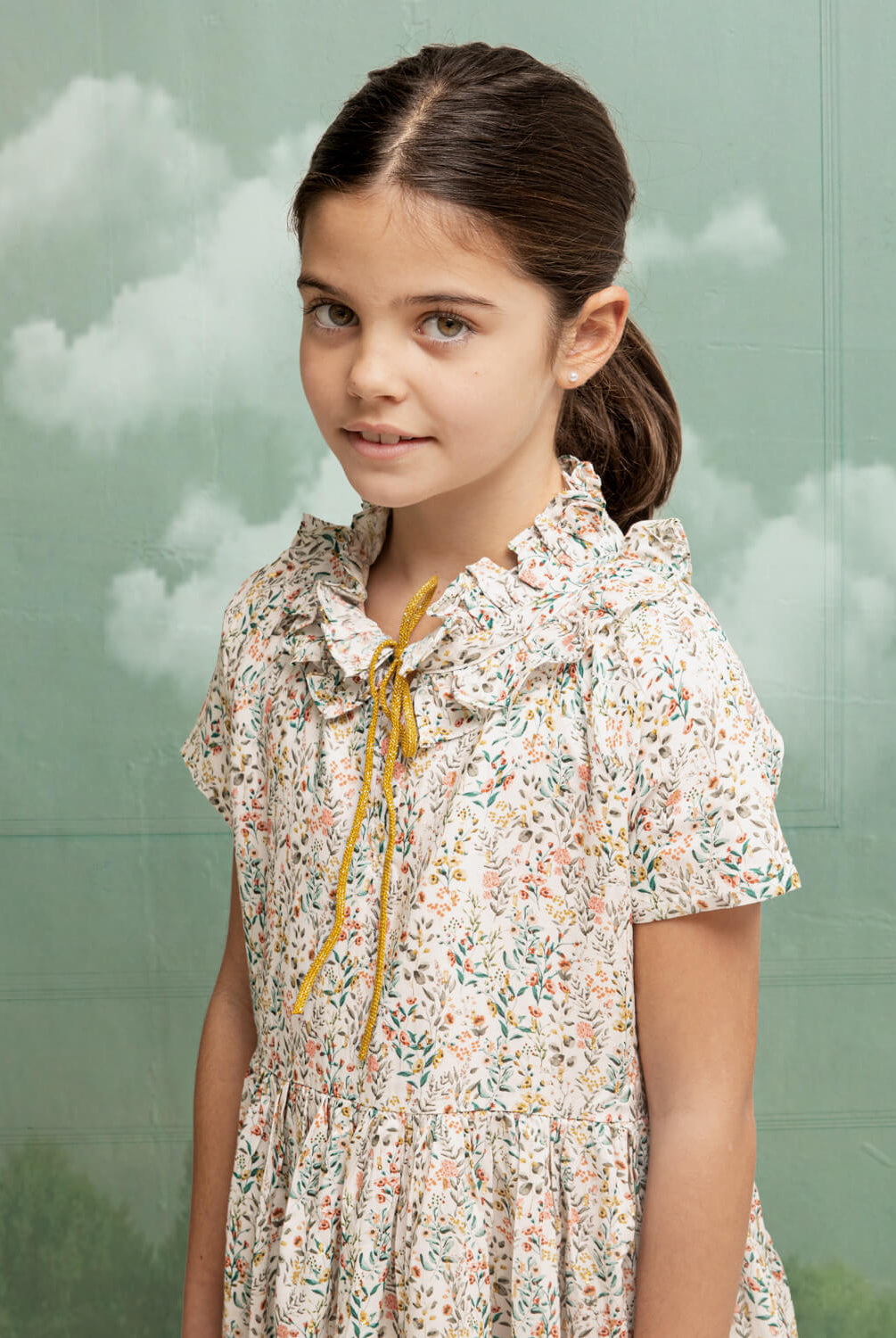 Vestido de invitada para niña en viscosa de flores y puntos dorados. para bautizo boda o comunión Cosmosophie