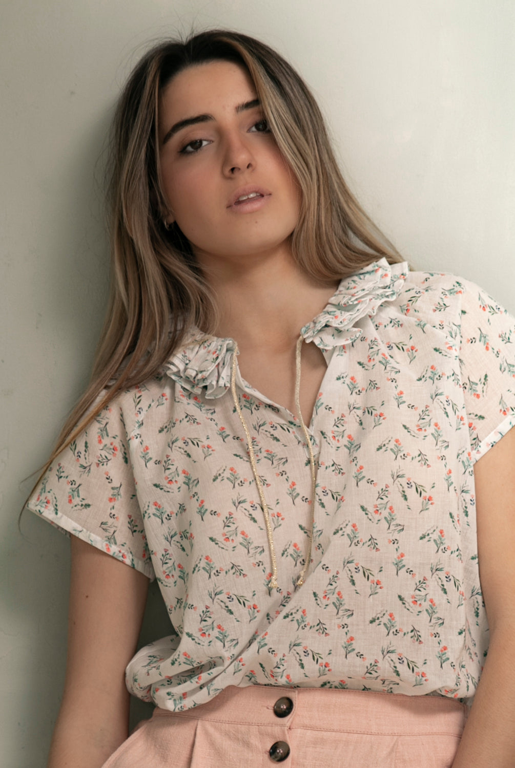 Blusa con cuello volantes flores azul y blanco. Cosmosophie