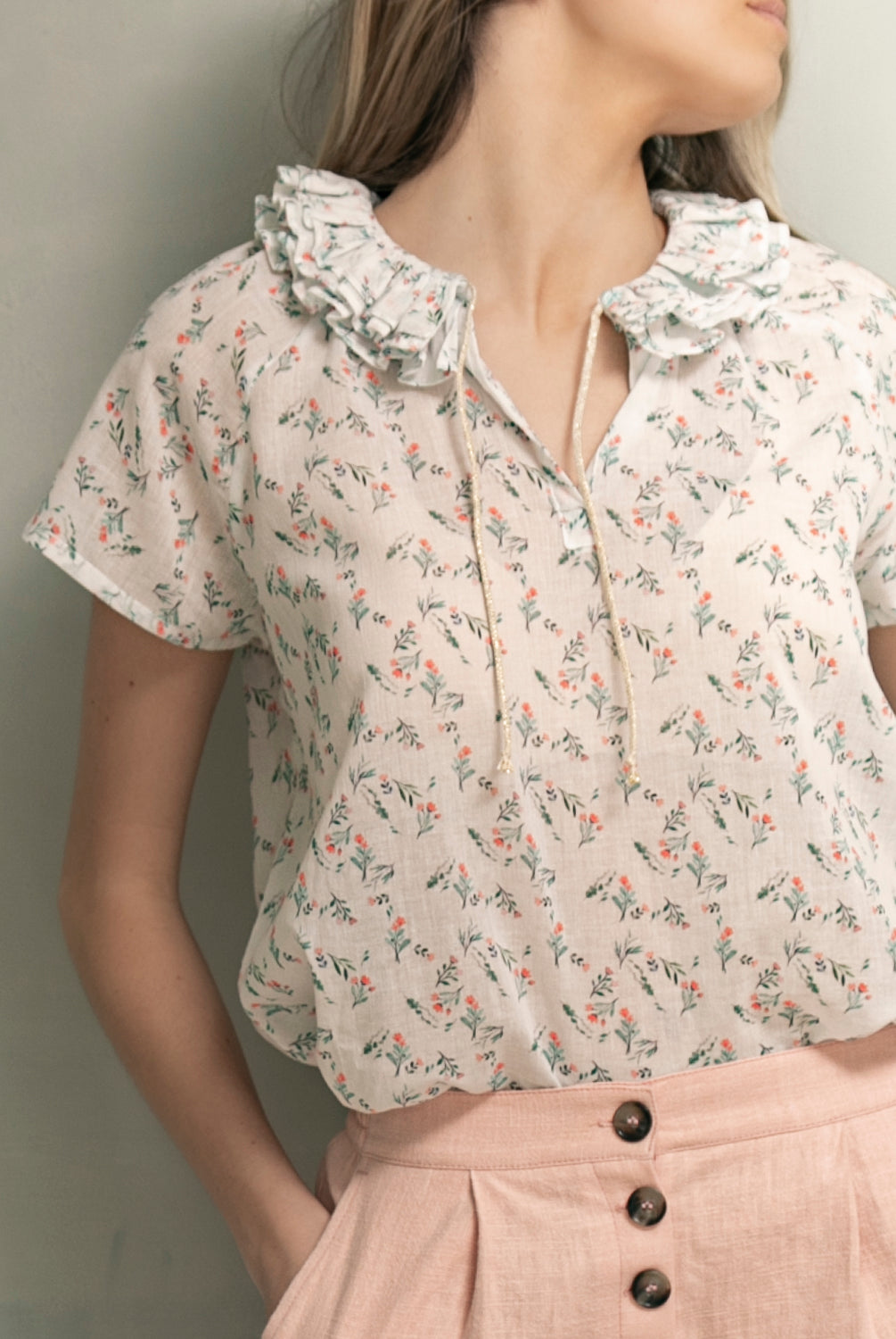 Blusa con cuello volantes flores azul y blanco. Cosmosophie