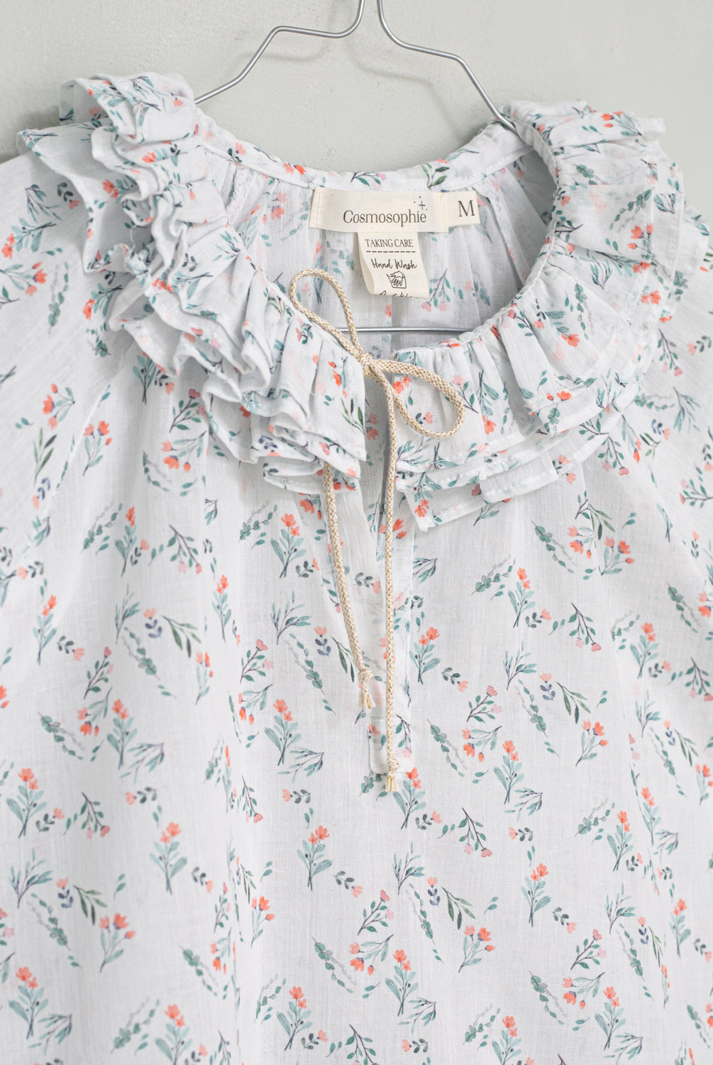 Blusa con cuello volantes flores azul y blanco. Cosmosophie