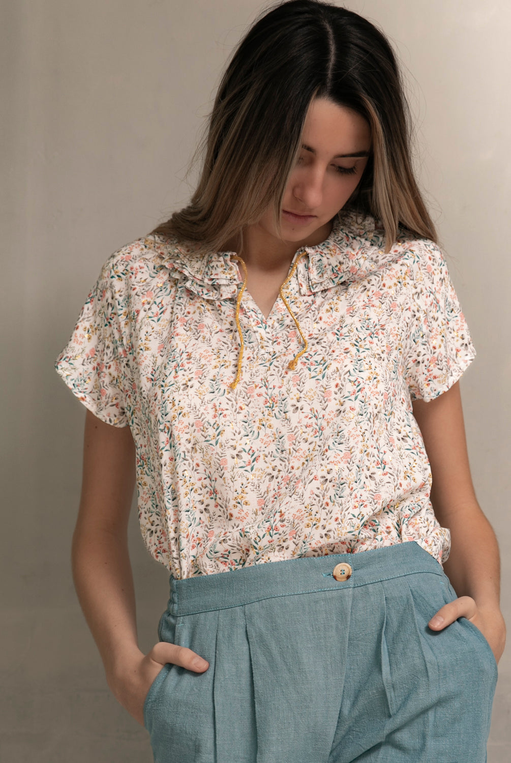 Blusa mujer flores en viscosa con toques de oro