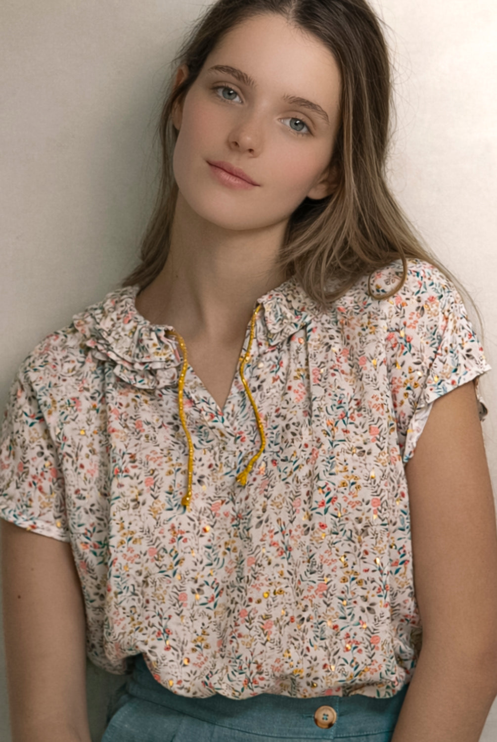 Blusa mujer flores en viscosa con toques de oro