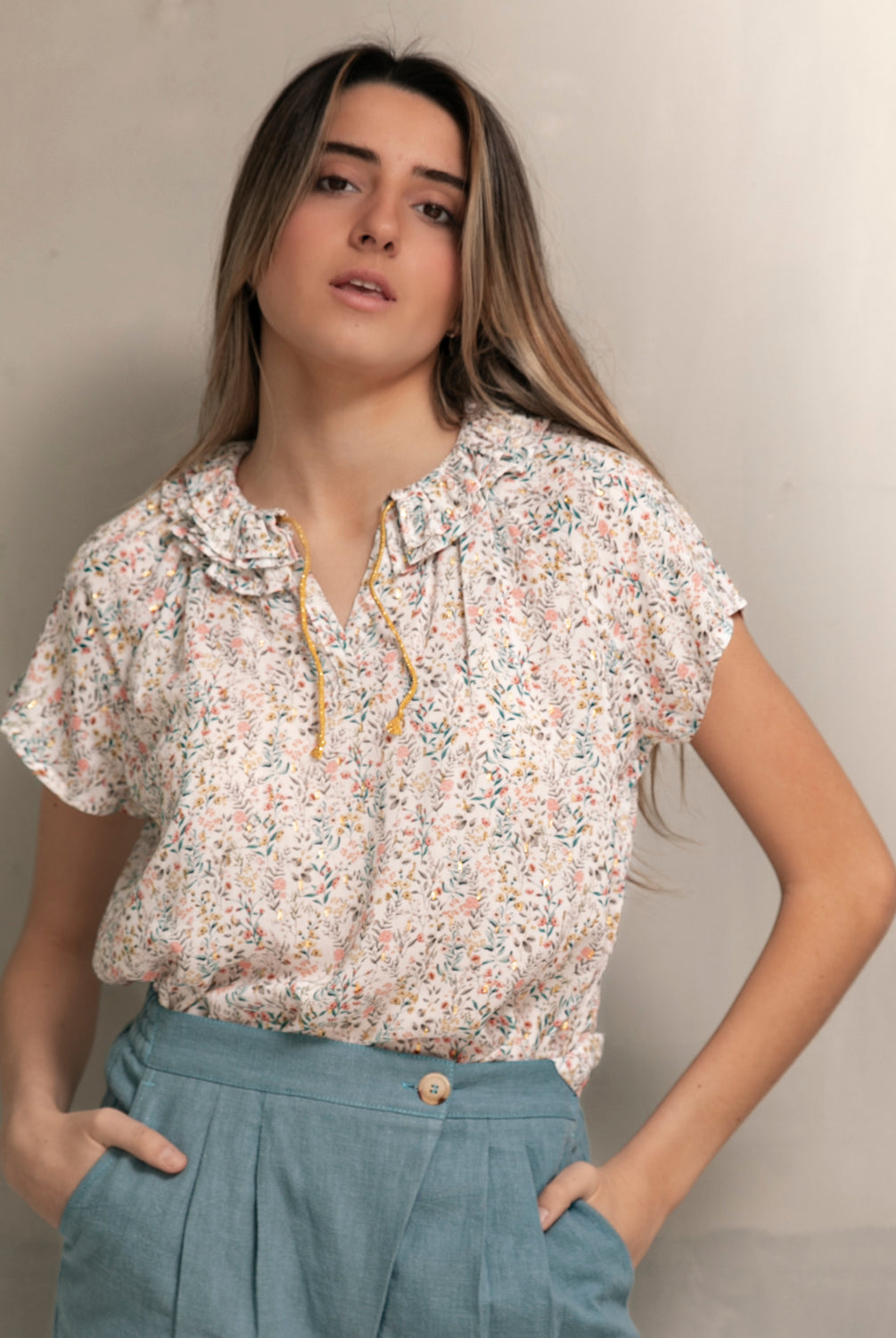Blusa mujer flores en viscosa con toques de oro