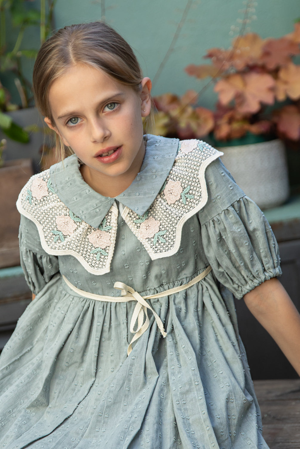 Vestido de niña invitada en azul verdoso con cuello de encaje. Para boda o primera comunion. Cosmosophie
