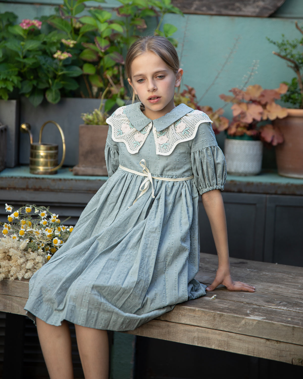 Vestido de niña invitada en azul verdoso con cuello de encaje. Para boda o primera comunion. Cosmosophie
