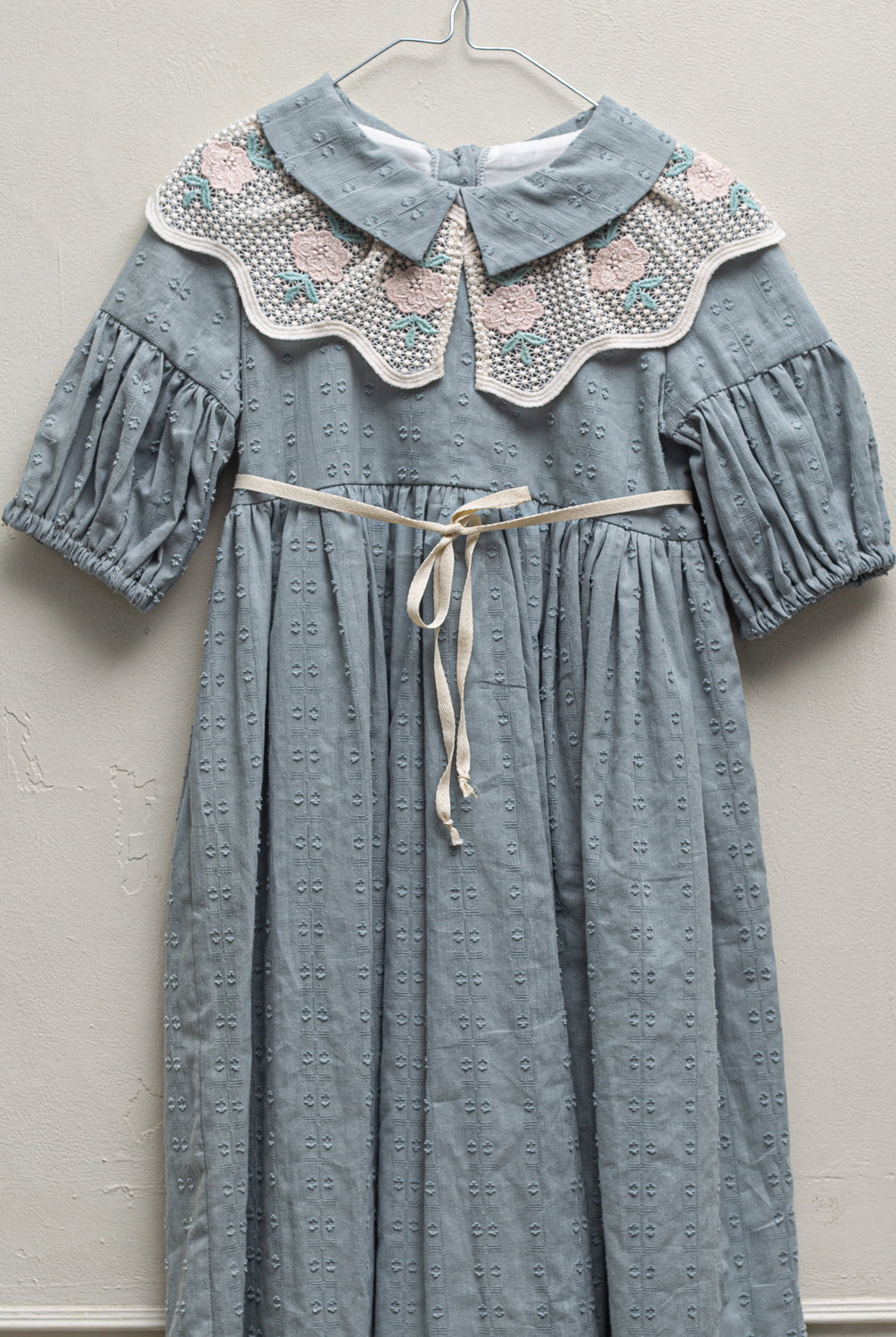 Vestido de niña invitada en azul verdoso con cuello de encaje. Para boda o primera comunion. Cosmosophie