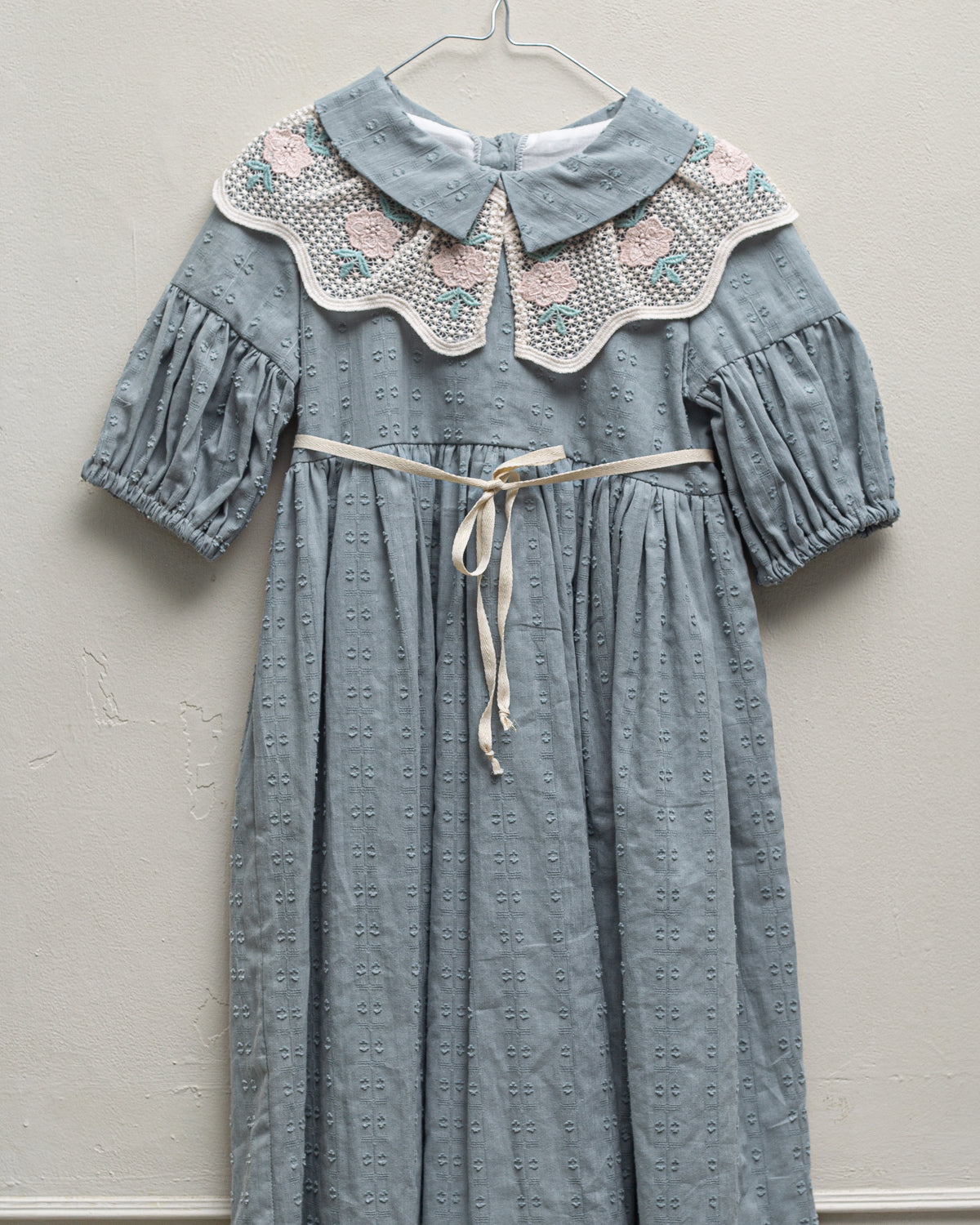 Vestido de niña invitada en azul verdoso con cuello de encaje. Para boda o primera comunion. Cosmosophie