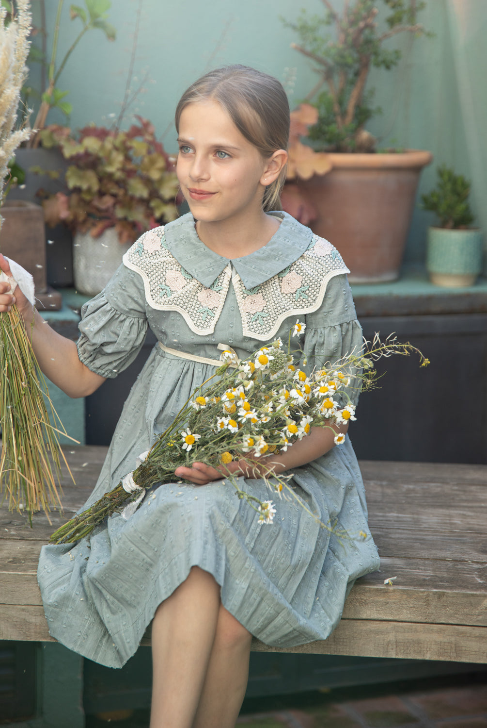 Vestido de niña invitada en azul verdoso con cuello de encaje. Para boda o primera comunion. Cosmosophie