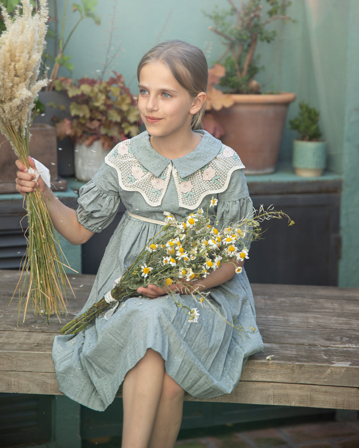 Vestido de niña invitada en azul verdoso con cuello de encaje. Para boda o primera comunion. Cosmosophie