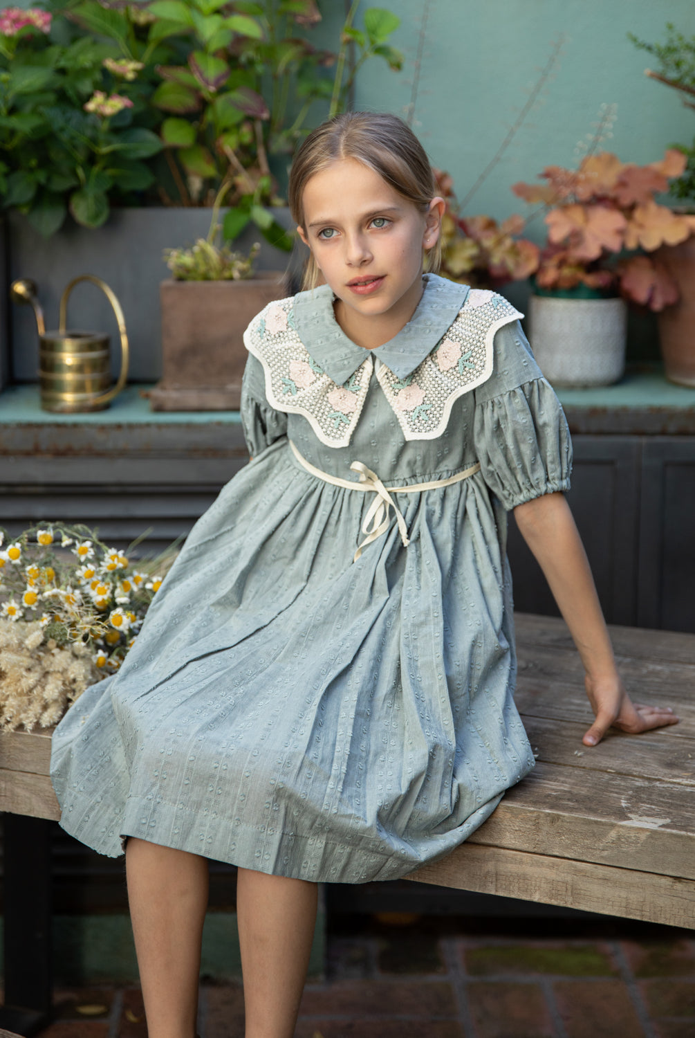 Vestido de niña invitada en azul verdoso con cuello de encaje. Para boda o primera comunion. Cosmosophie