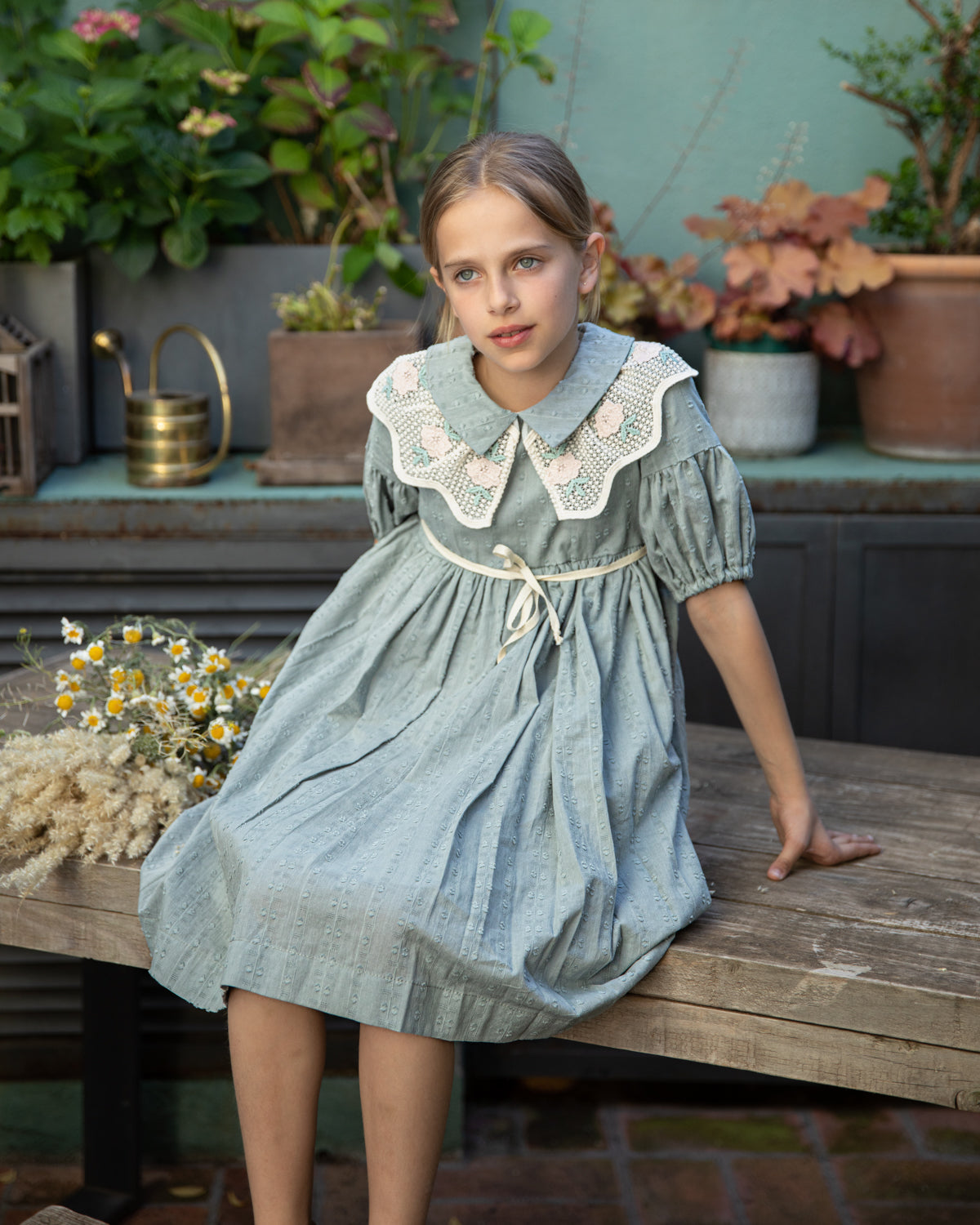 Vestido de niña invitada en azul verdoso con cuello de encaje. Para boda o primera comunion. Cosmosophie