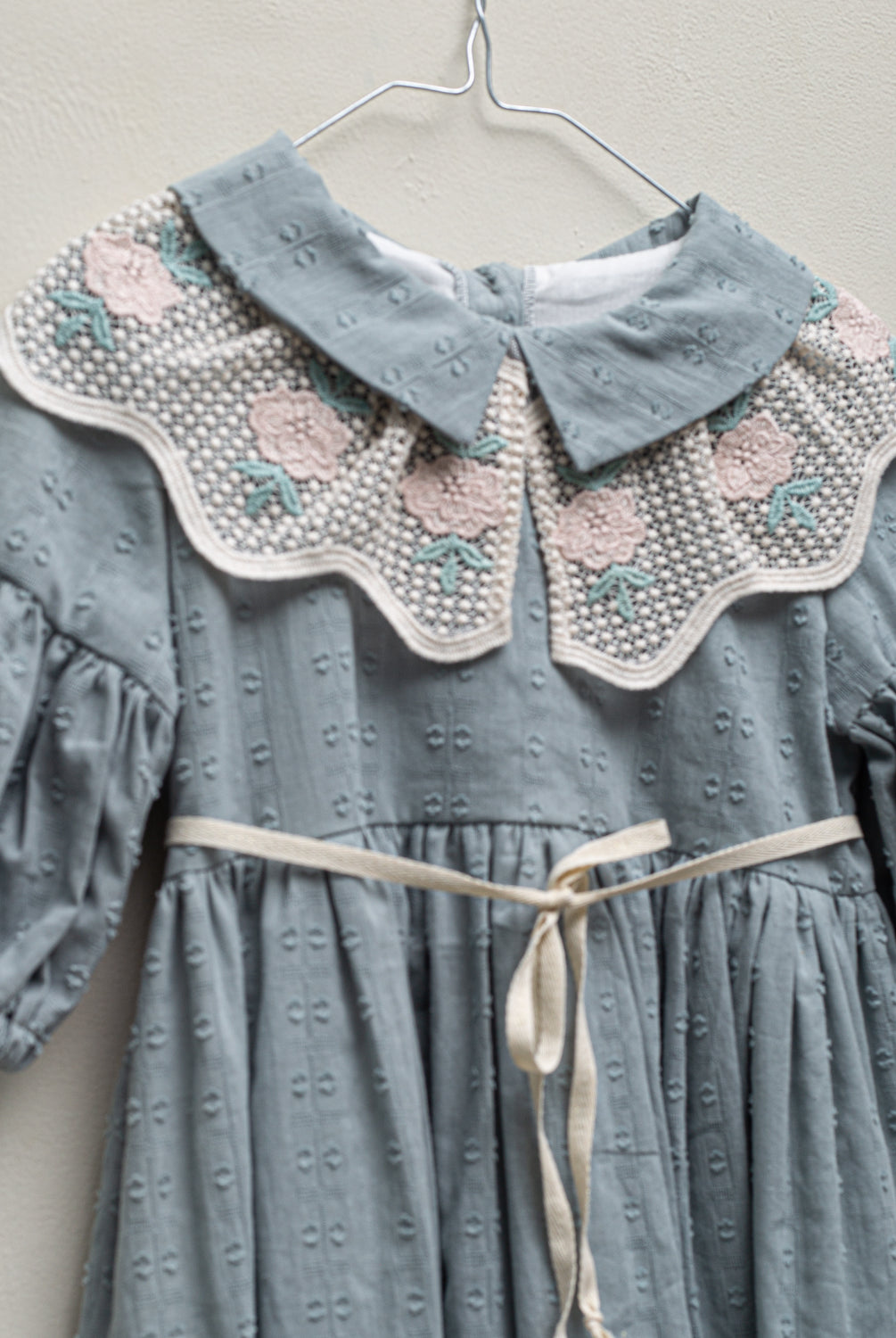 Vestido de niña invitada en azul verdoso con cuello de encaje. Para boda o primera comunion. Cosmosophie