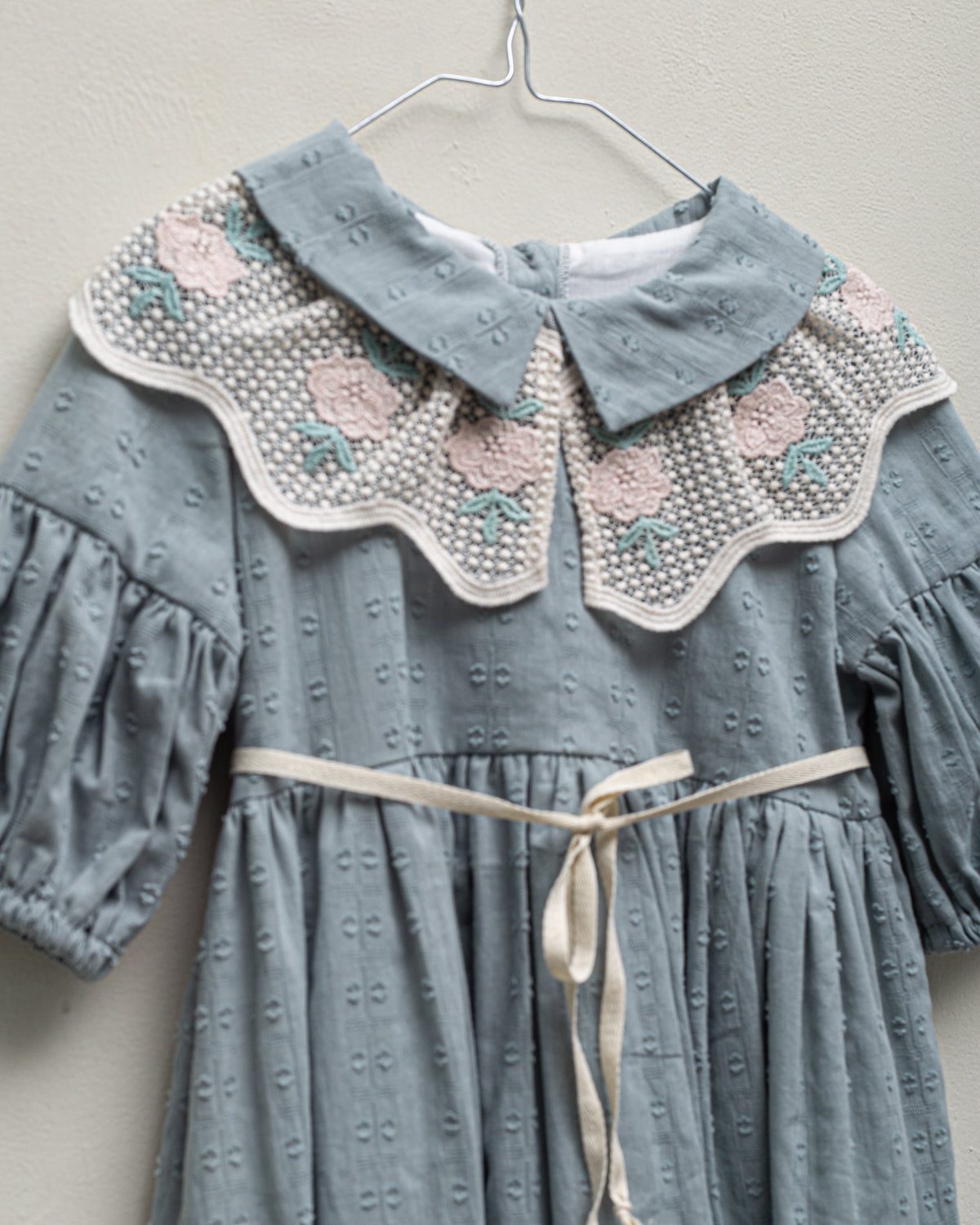 Vestido de niña invitada en azul verdoso con cuello de encaje. Para boda o primera comunion. Cosmosophie