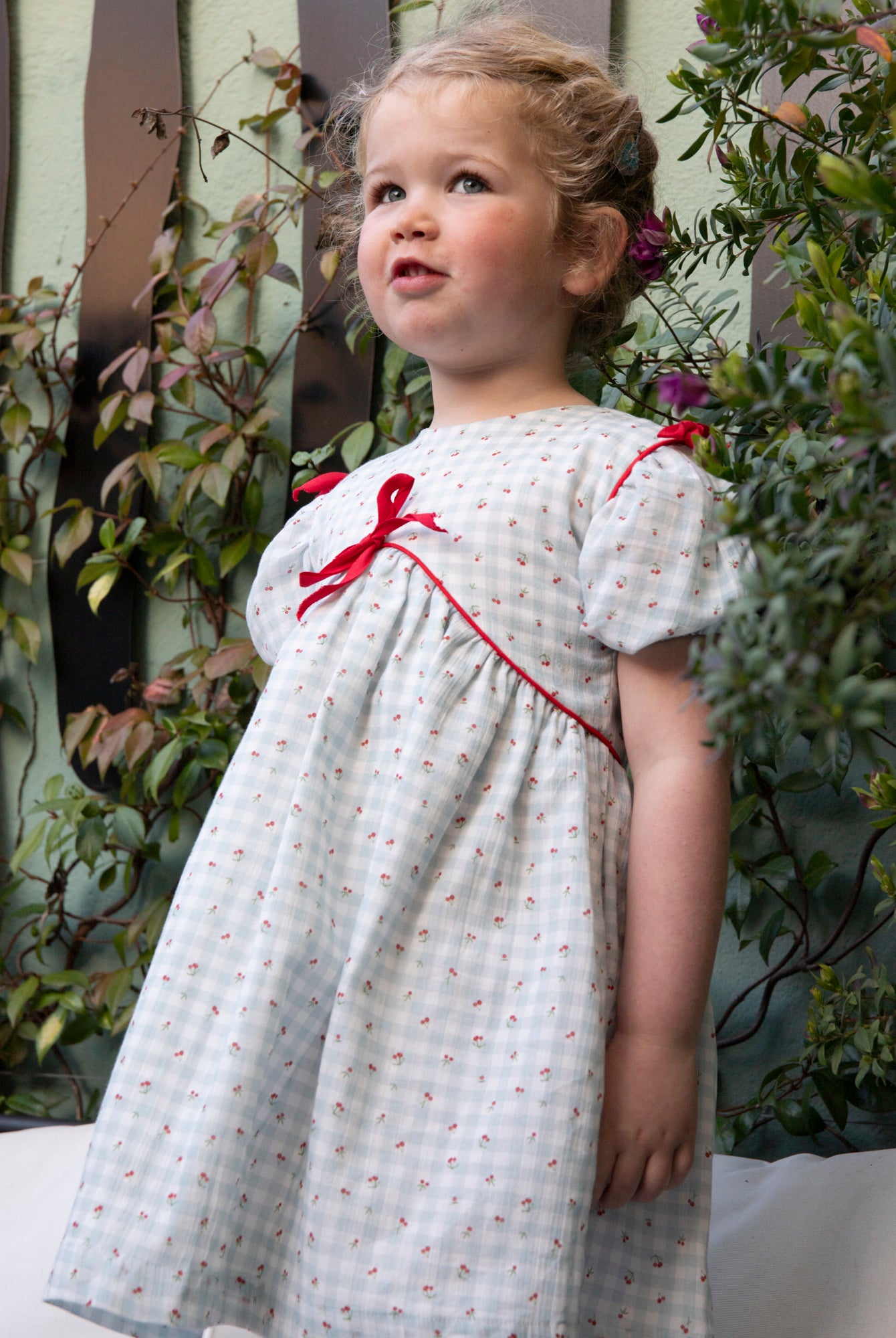 Vestido Cox vichy azul con estampado de cerezas Cherry