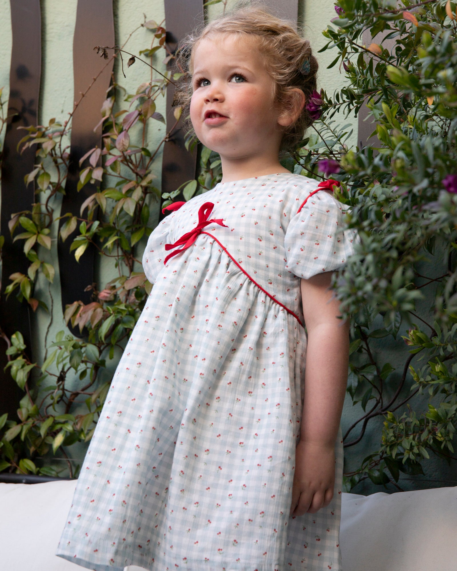 Vestido Cox vichy azul con estampado de cerezas Cherry