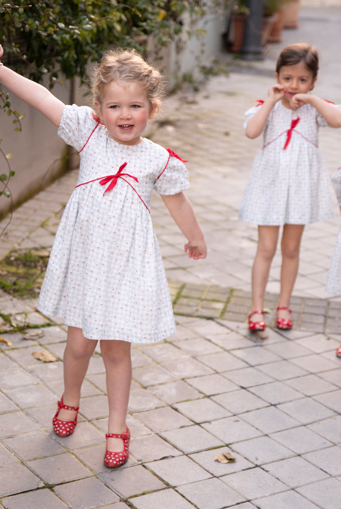 Vestido Cox vichy azul con estampado de cerezas Cherry