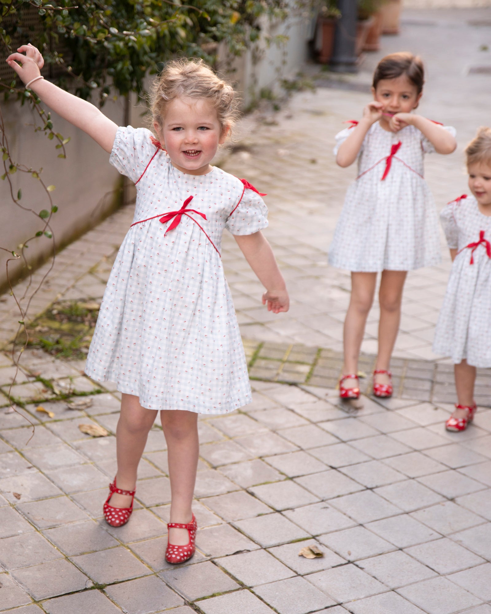 Vestido Cox vichy azul con estampado de cerezas Cherry