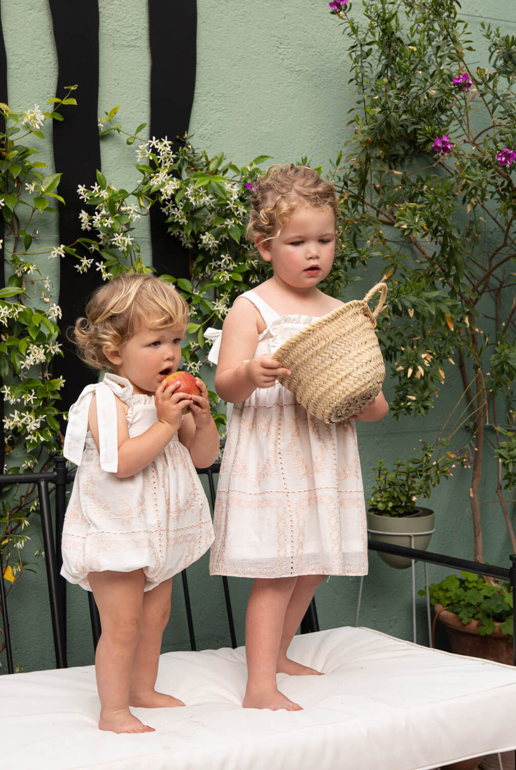 Vestido de tirantes Dune Blanco con bordados rosas para arras Cosmosophie